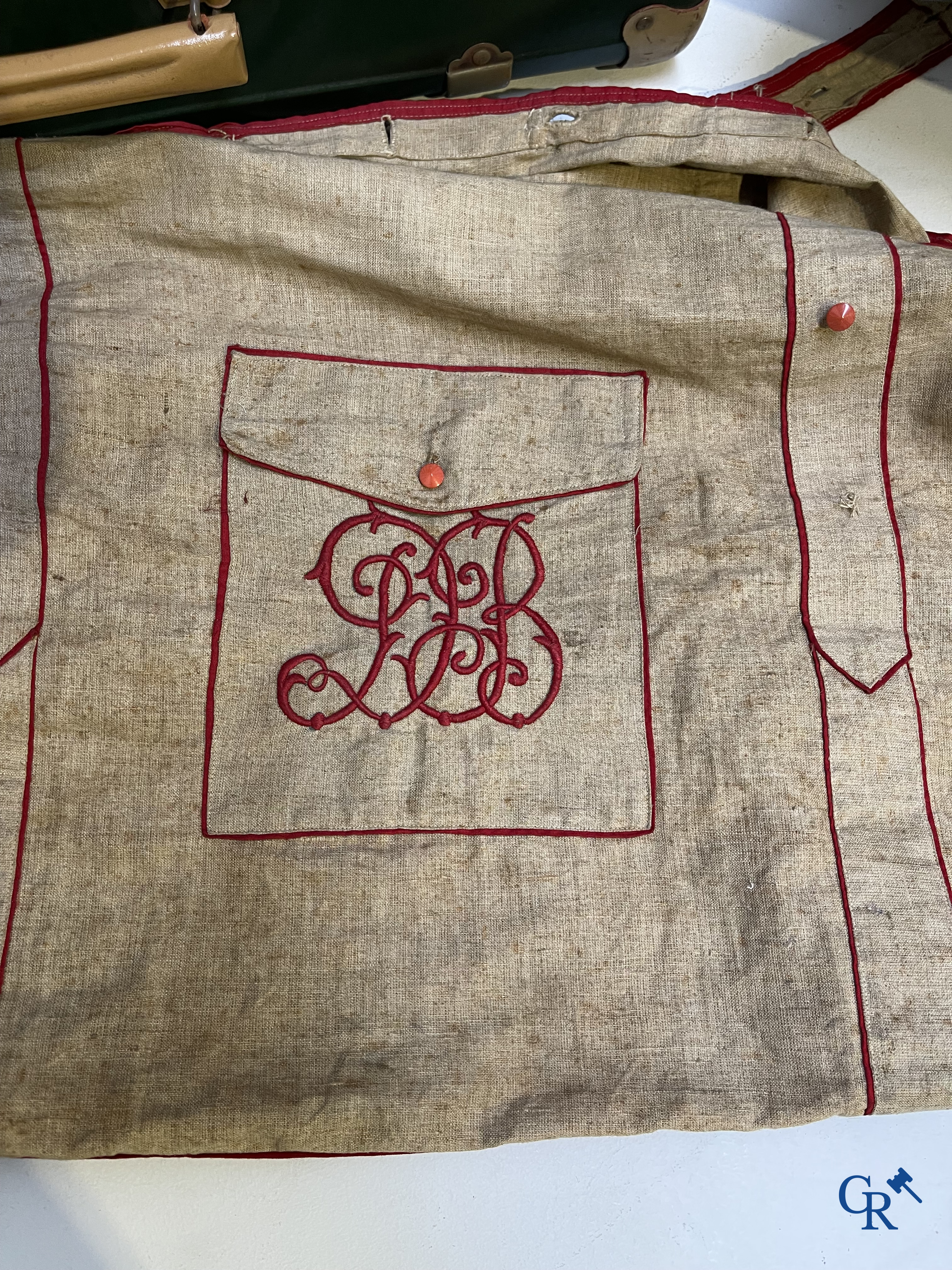 Oud speelgoed. Een kavel met divers oud speelgoed. Torck, schildpad pop, oude koffers en andere. Jaren '40-'50.