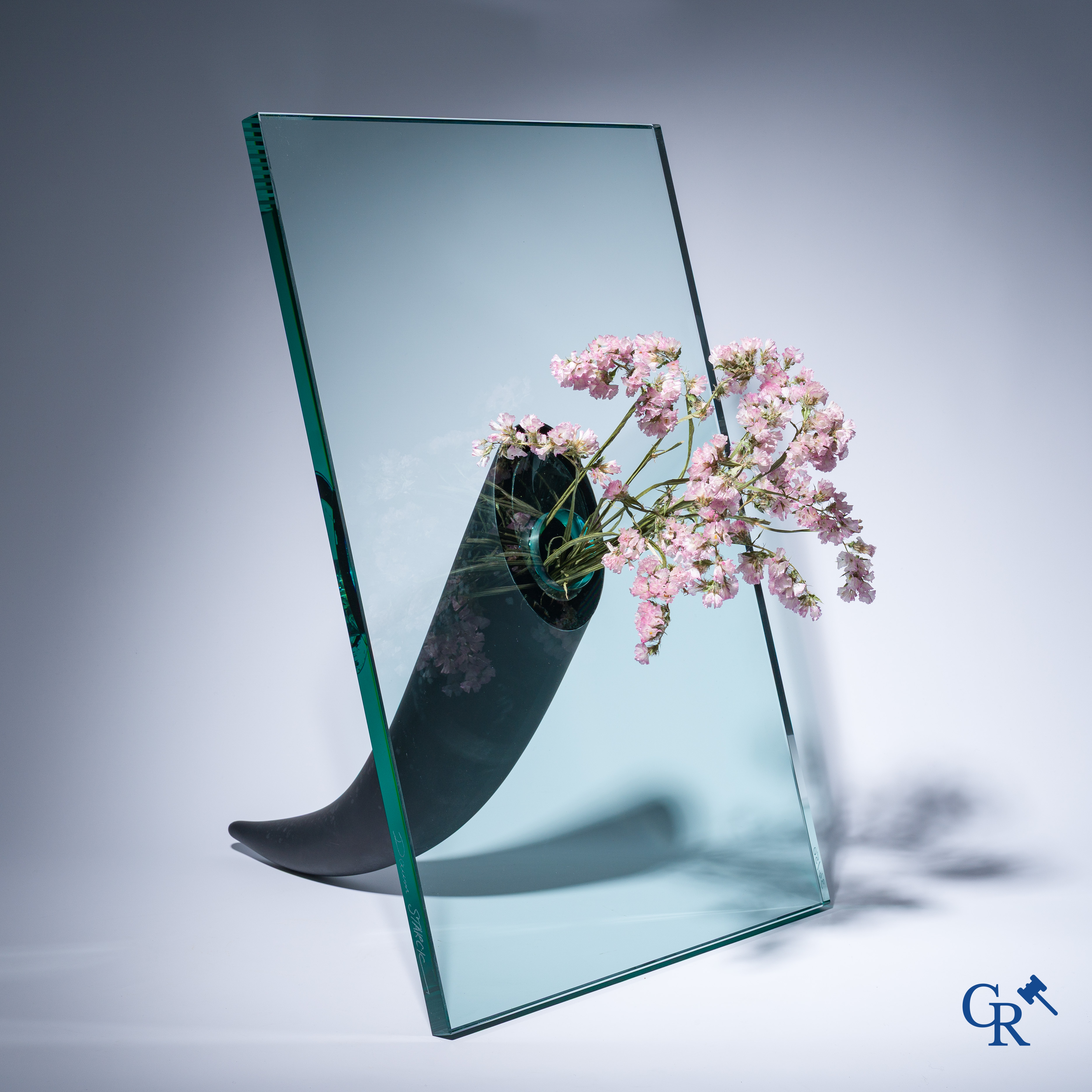 Philippe Starck (1949) en Daum. Een gesigneerde en genummerde vaas "Une étrangeté sous un mur" Ontwerp uit 1988.