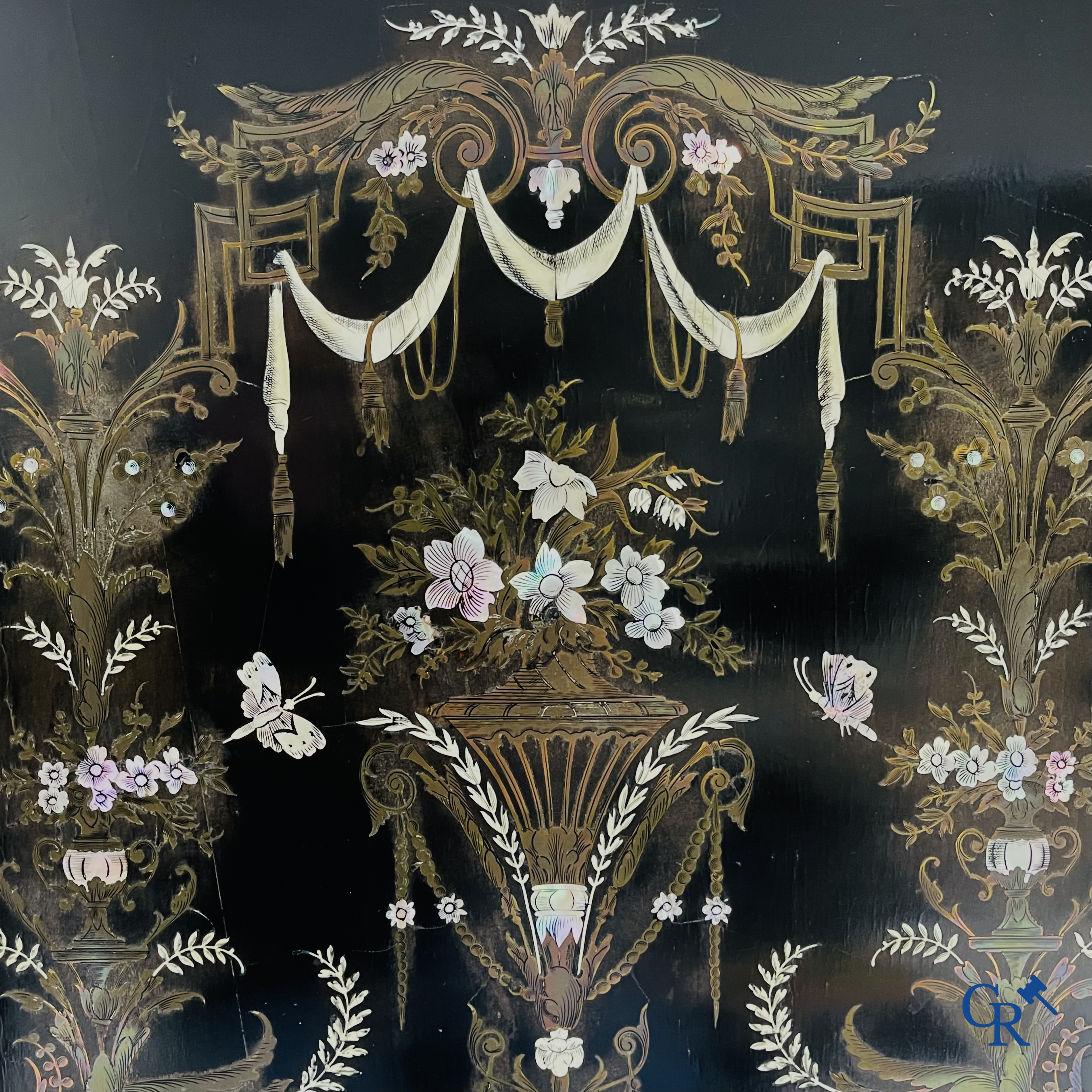 Napoleon III meubel in zwartgelakt hout en bronsbeslag. Marquetterie in de stijl van Boulle en parelmoer inlegwerk.