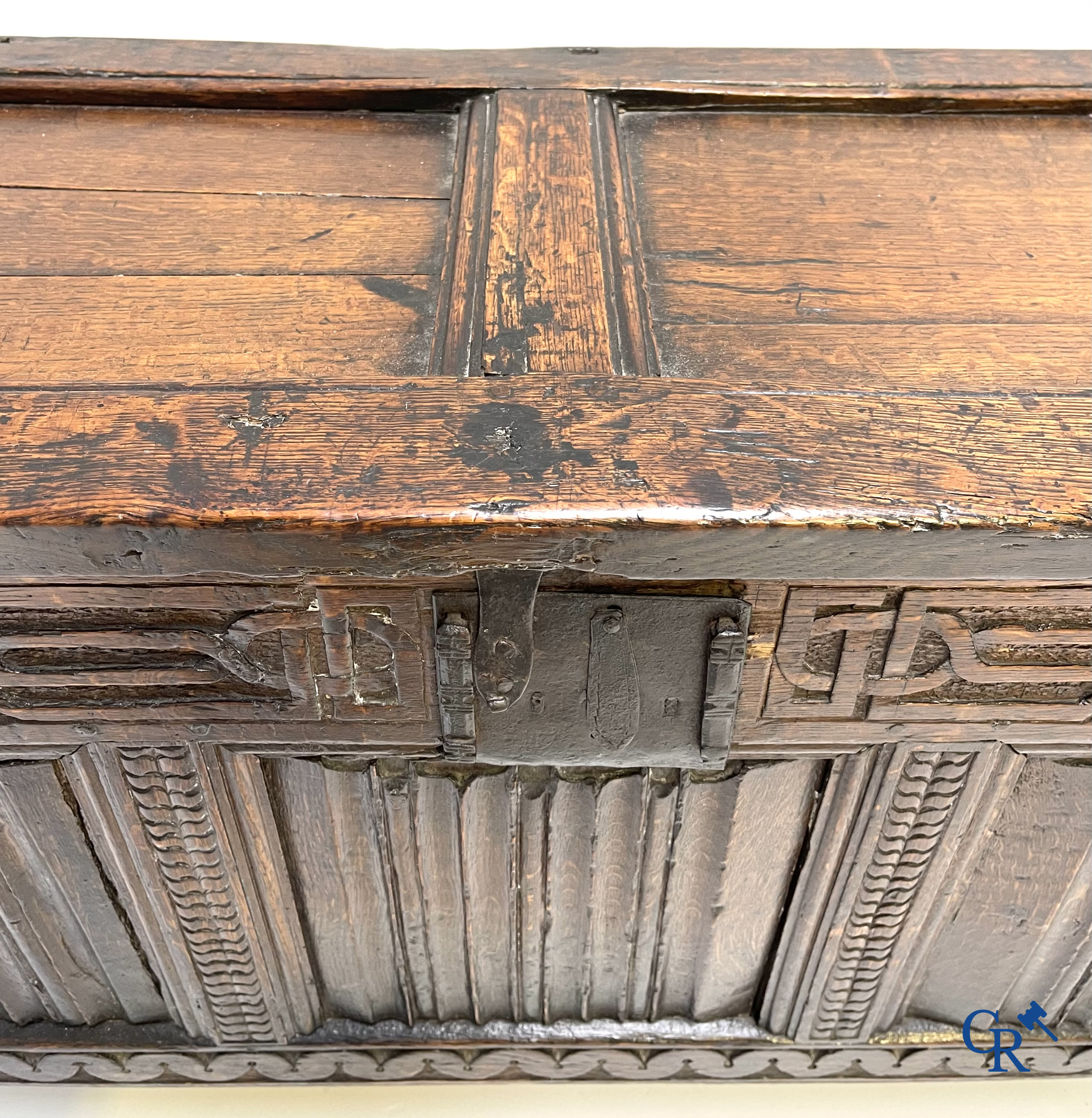 Eikenhouten koffer met briefpanelen in Gotische stijl. 16e-17e eeuw.