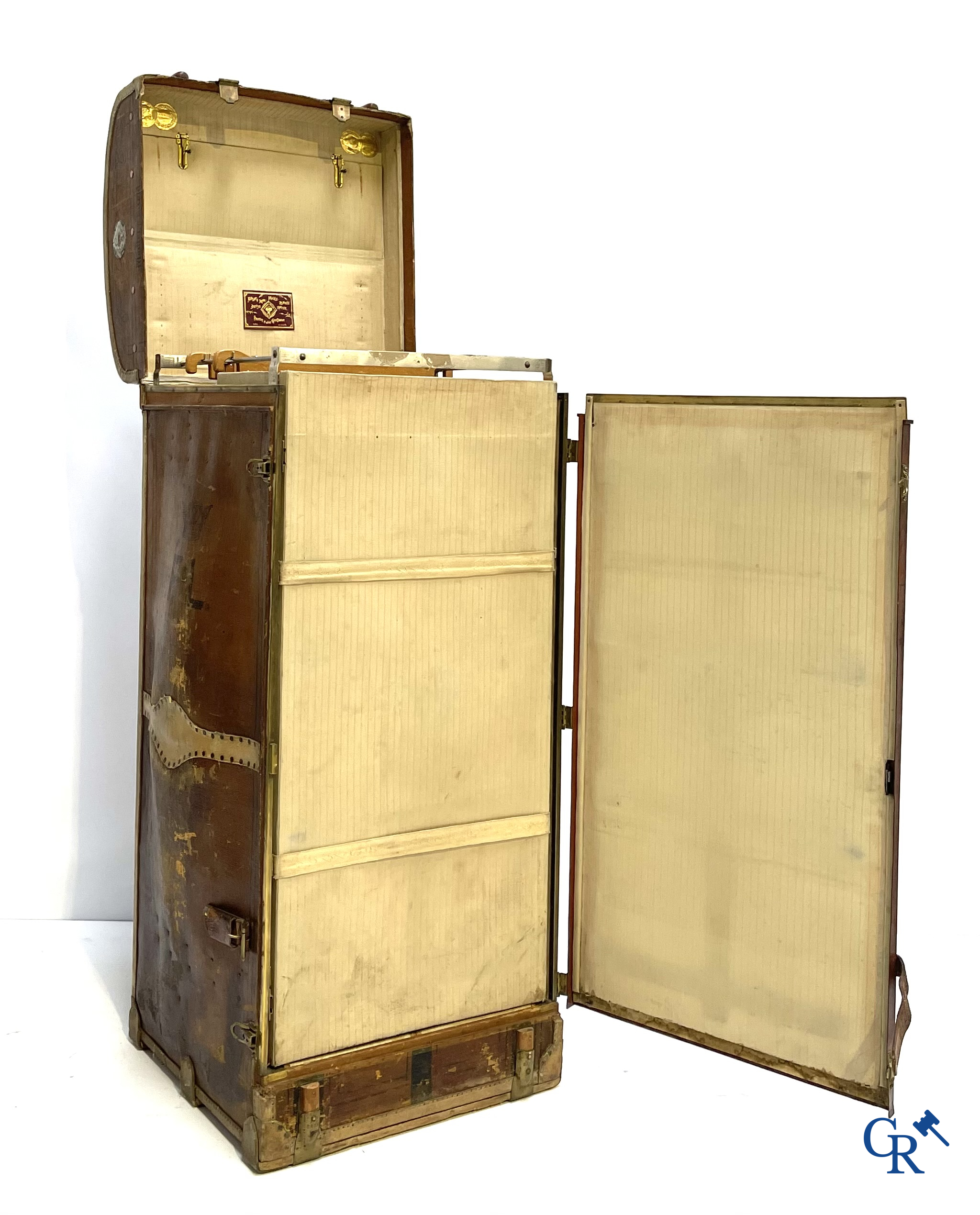 Antieke koffer. Buitengewone grote reiskoffer met dressing. Meerdere schuiven en opbergvakken. Circa 1900.