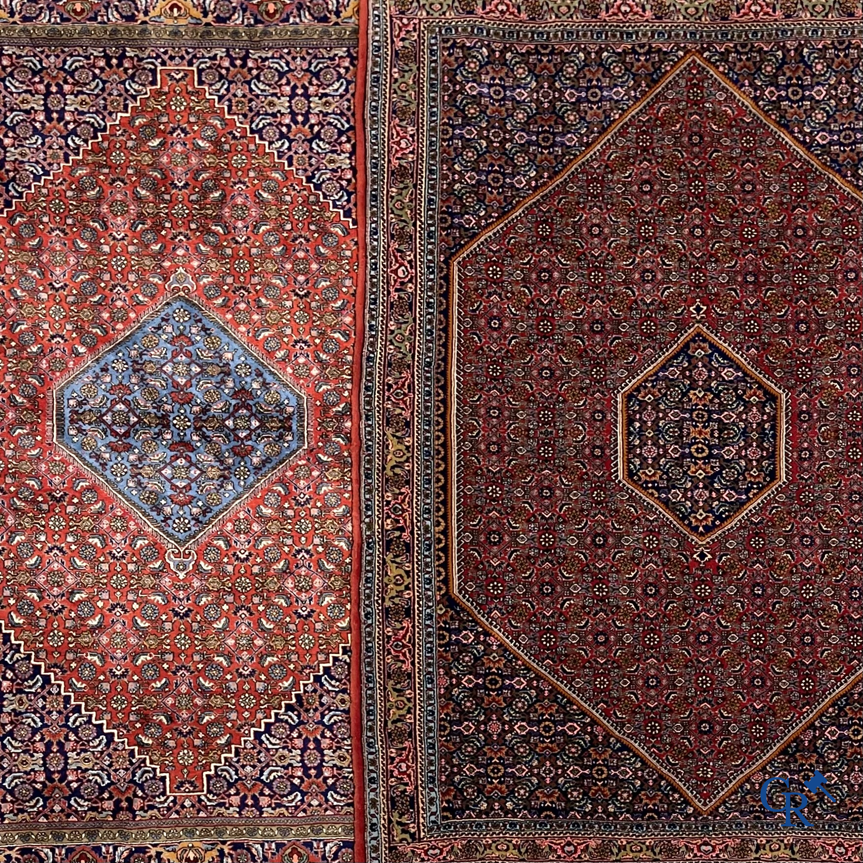 Oosterse tapijten. 2 handgeknoopte tapijten in wol.