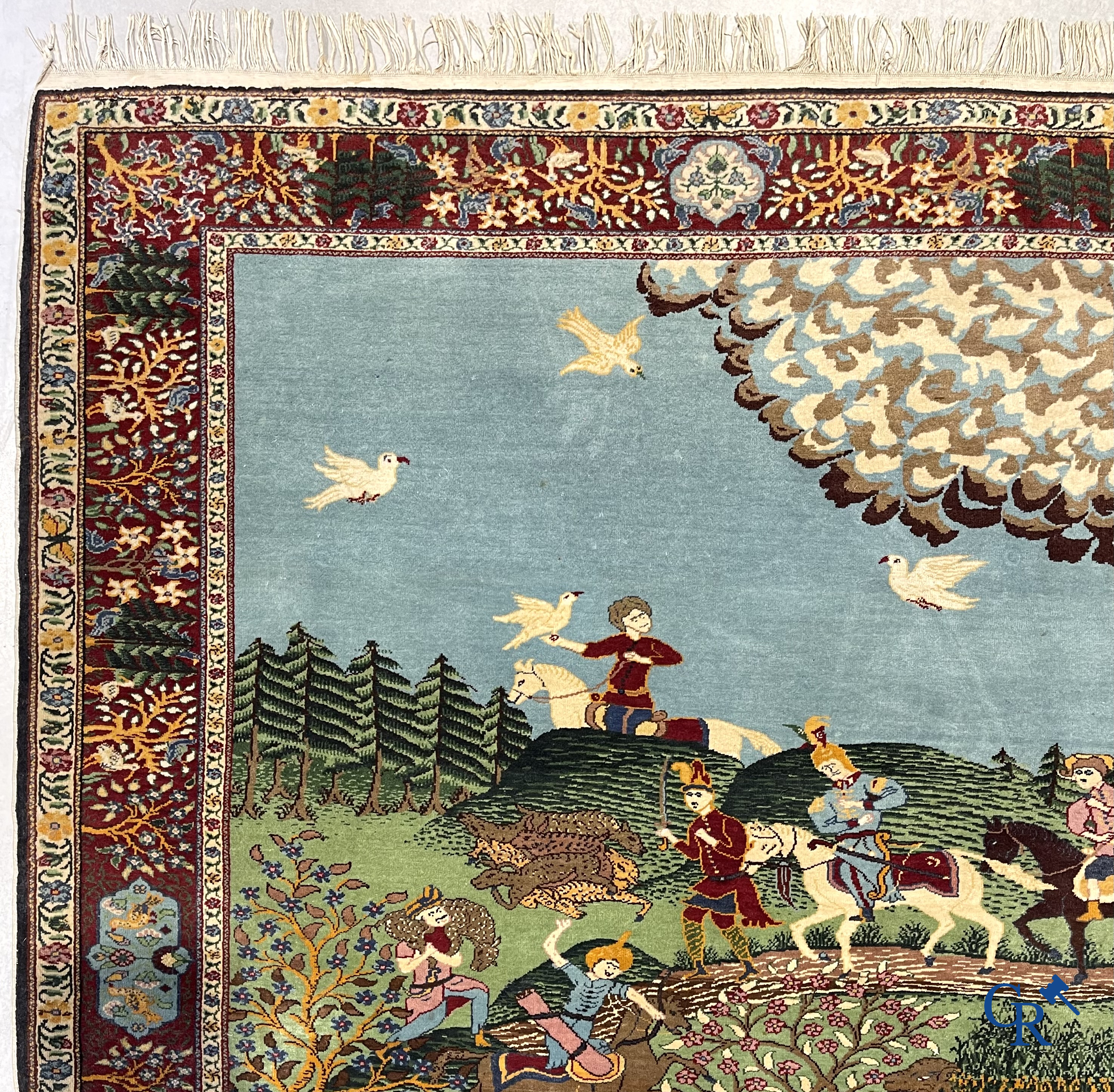 Oosterse tapijten. Ghoum. Een groot handgeknoopt tapijt met jachttaferelen.