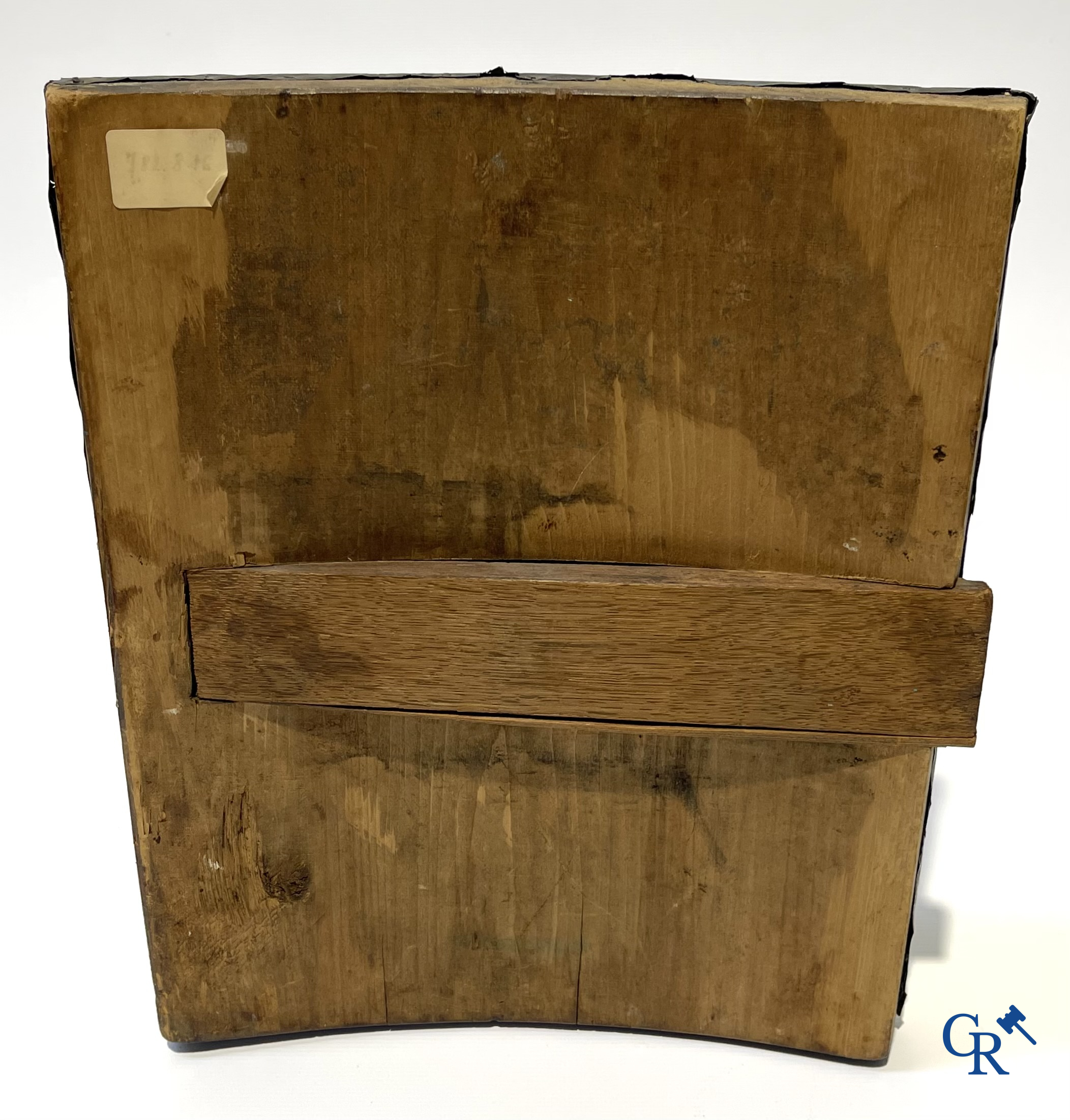 2 Russische ikonen. Ikoon met zilver oklad, meerdere keurmerken en een ikoon met Saint Seraphim of Sarov. 19e.