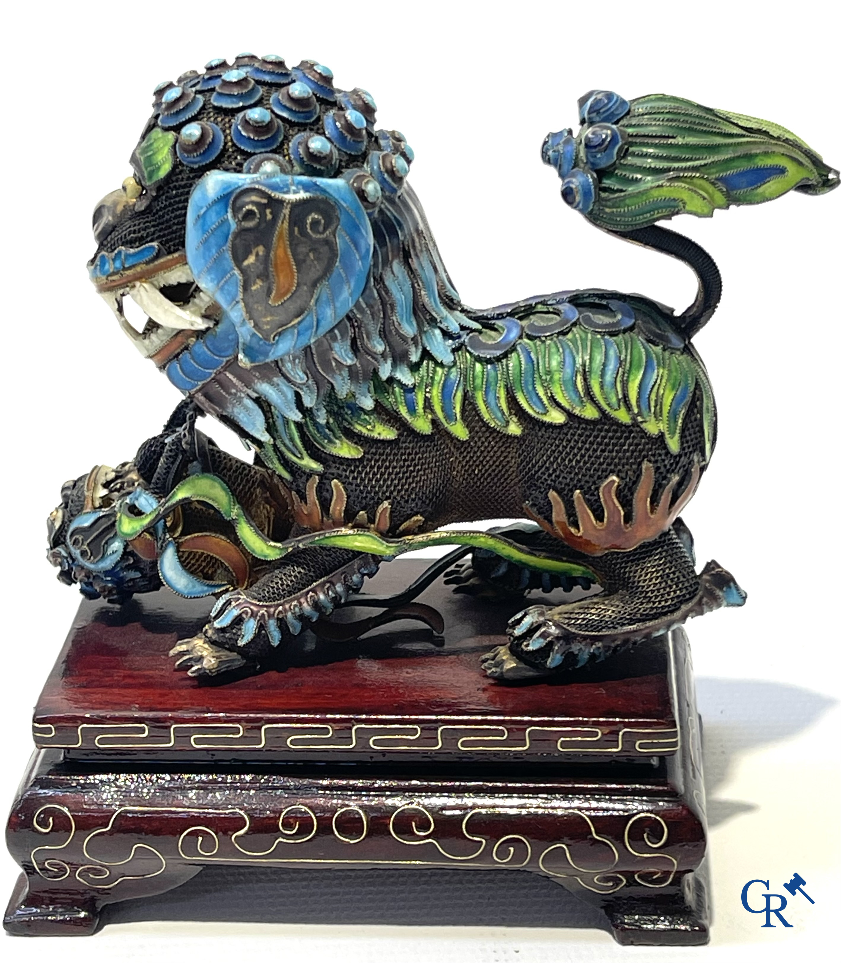 Aziatica. Een zilver, jade en filigraan dekselpot, 2 geëmailleerde filigraan Fo-honden en een bronzen boeddha.