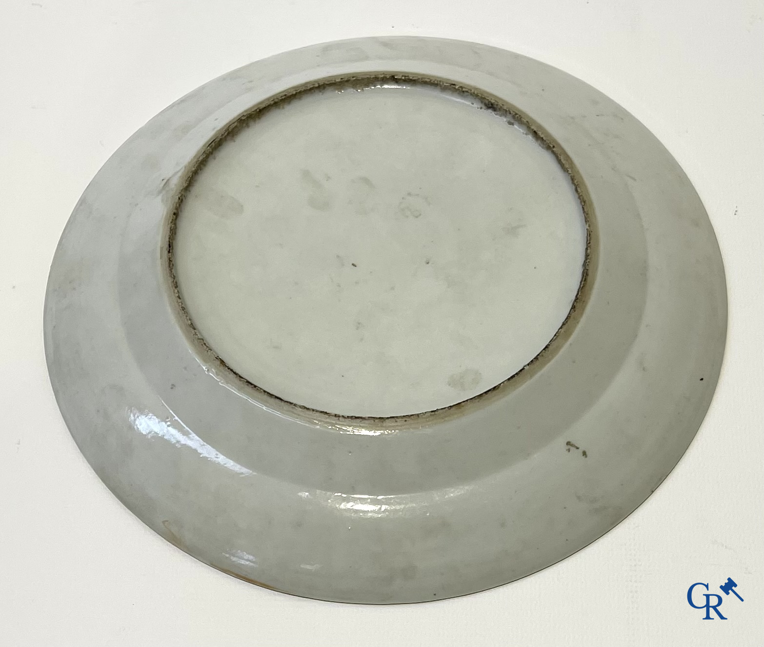 Aziatica. China. Een kavel met Canton porselein, een theepot en famille rose porselein met gele ondergrond.