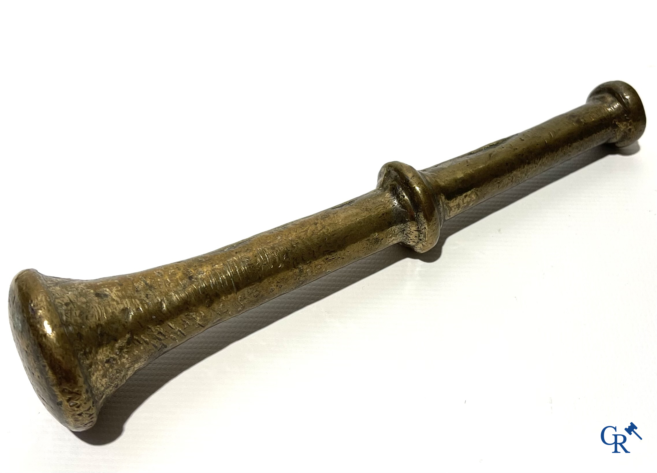 Antieke bronzen vijzel met stamper. 18e-19e eeuw.