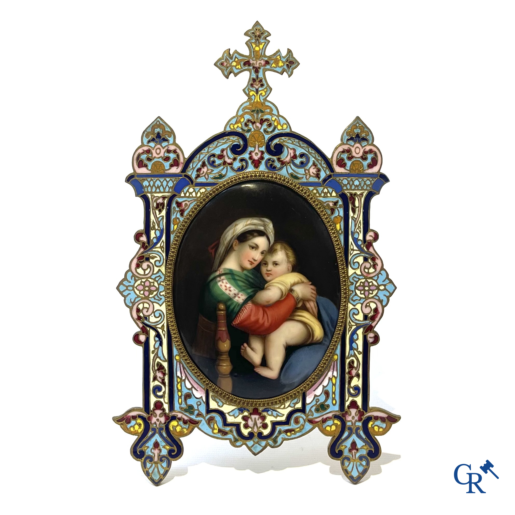 Religieuze objecten. Een grote kader in brons en champlevé emaille met ingewerkte plakket in porselein. 19e eeuw.