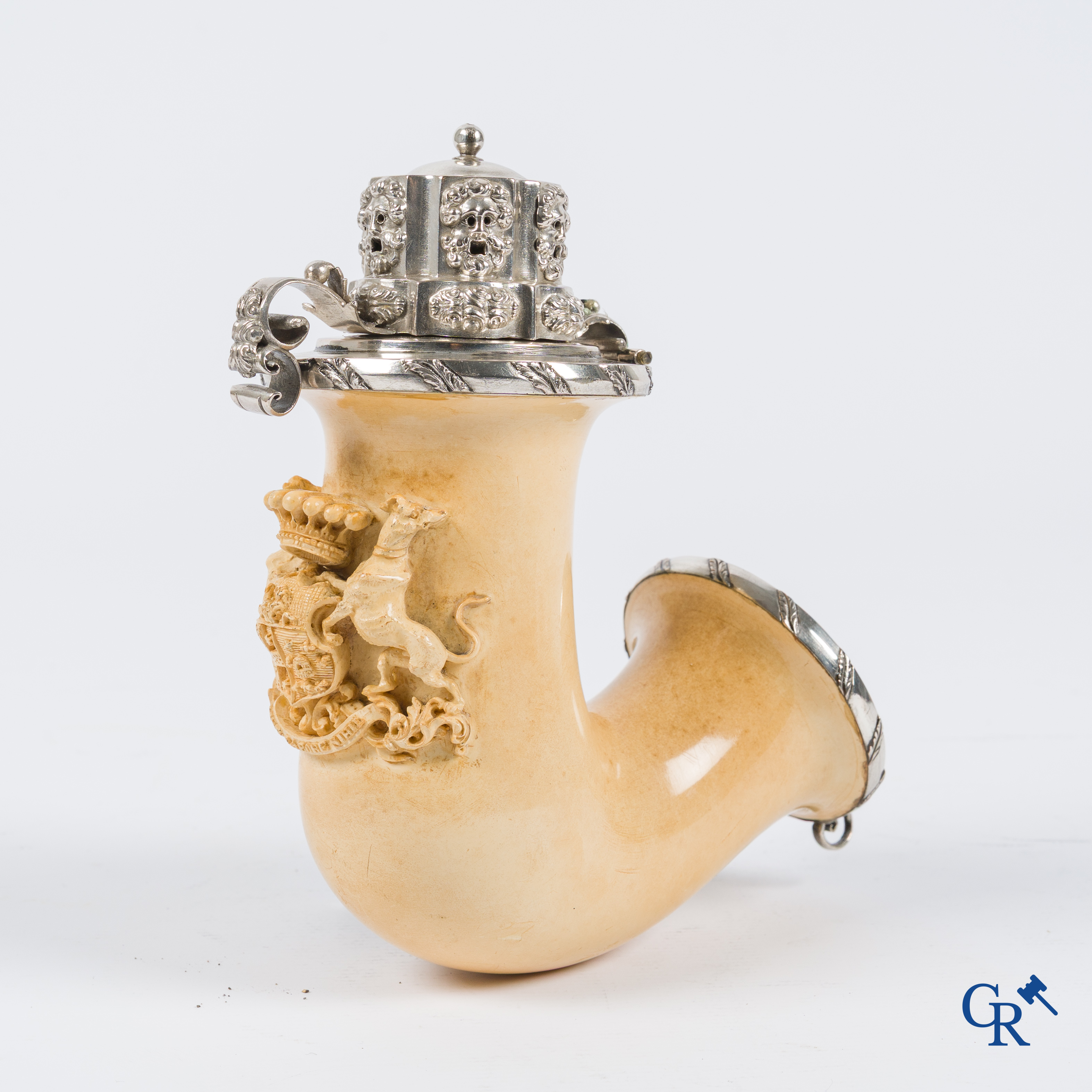 Anton Klitsch te Wenen. Uitzonderlijk grote pijp in meerschuim bewerkt met zilver. Wapenschild met opschrift. 19e.