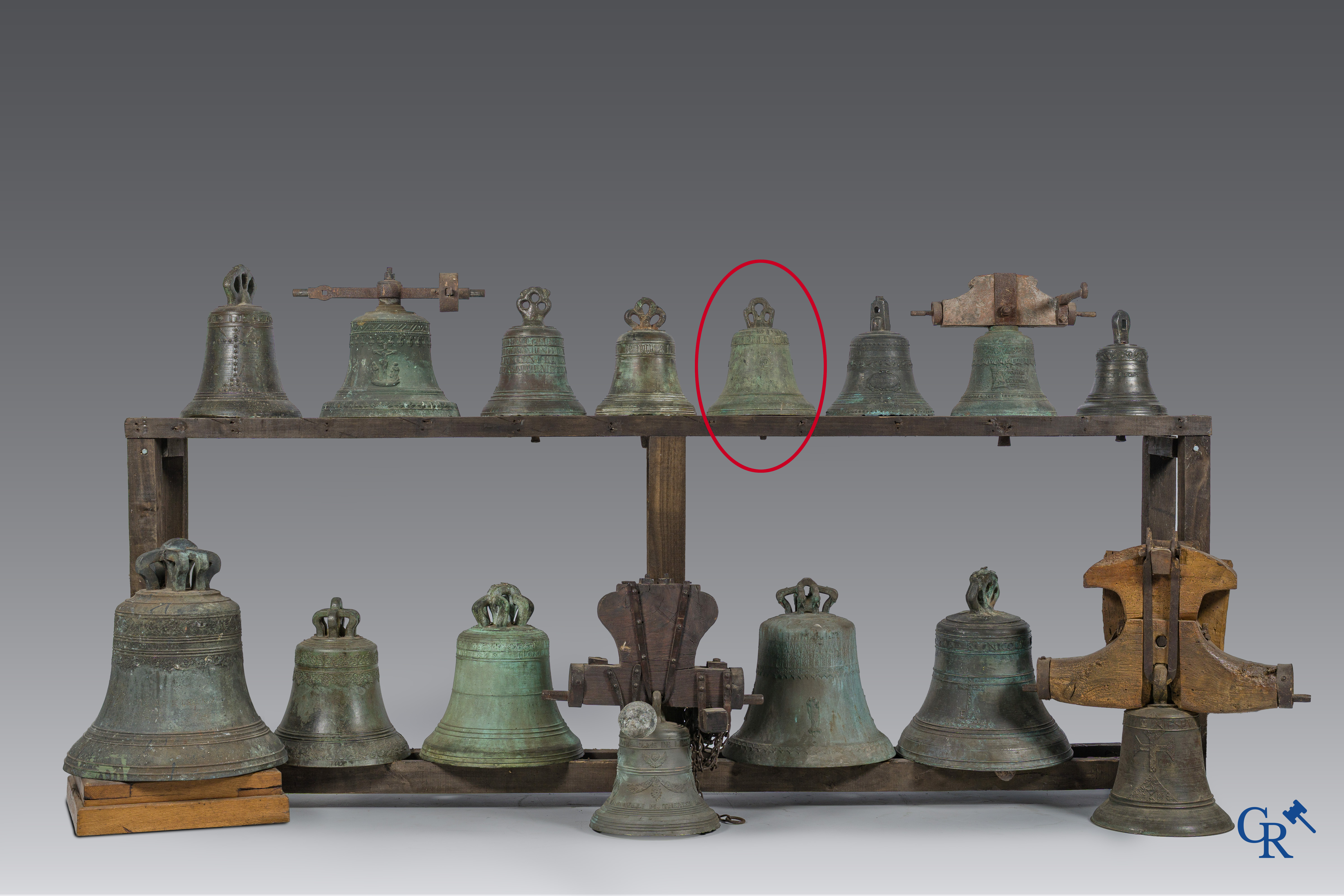 Objets religieux. Cloche de couronne d'église en bronze avec du ruban d'inscription. XVIIe-XVIIIe siècles.