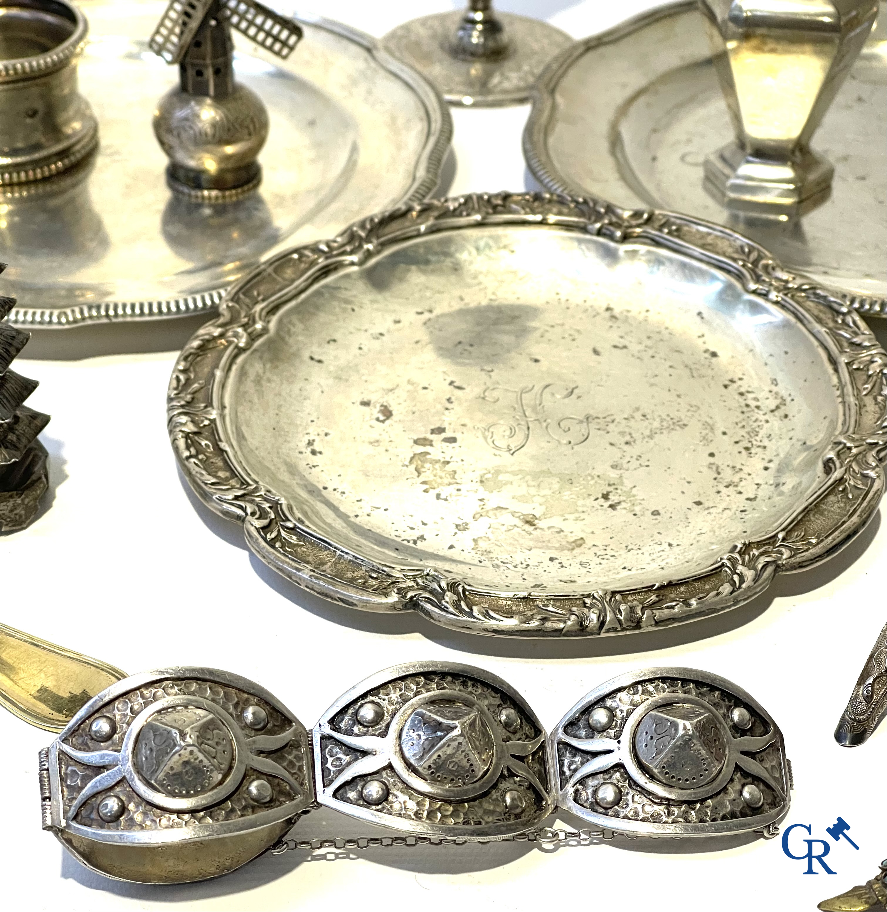 Lot met diverse vitrineobjecten in zilver en andere. Diverse keurmerken waaronder Delheid, Victor Boivin enz. 19e eeuw.