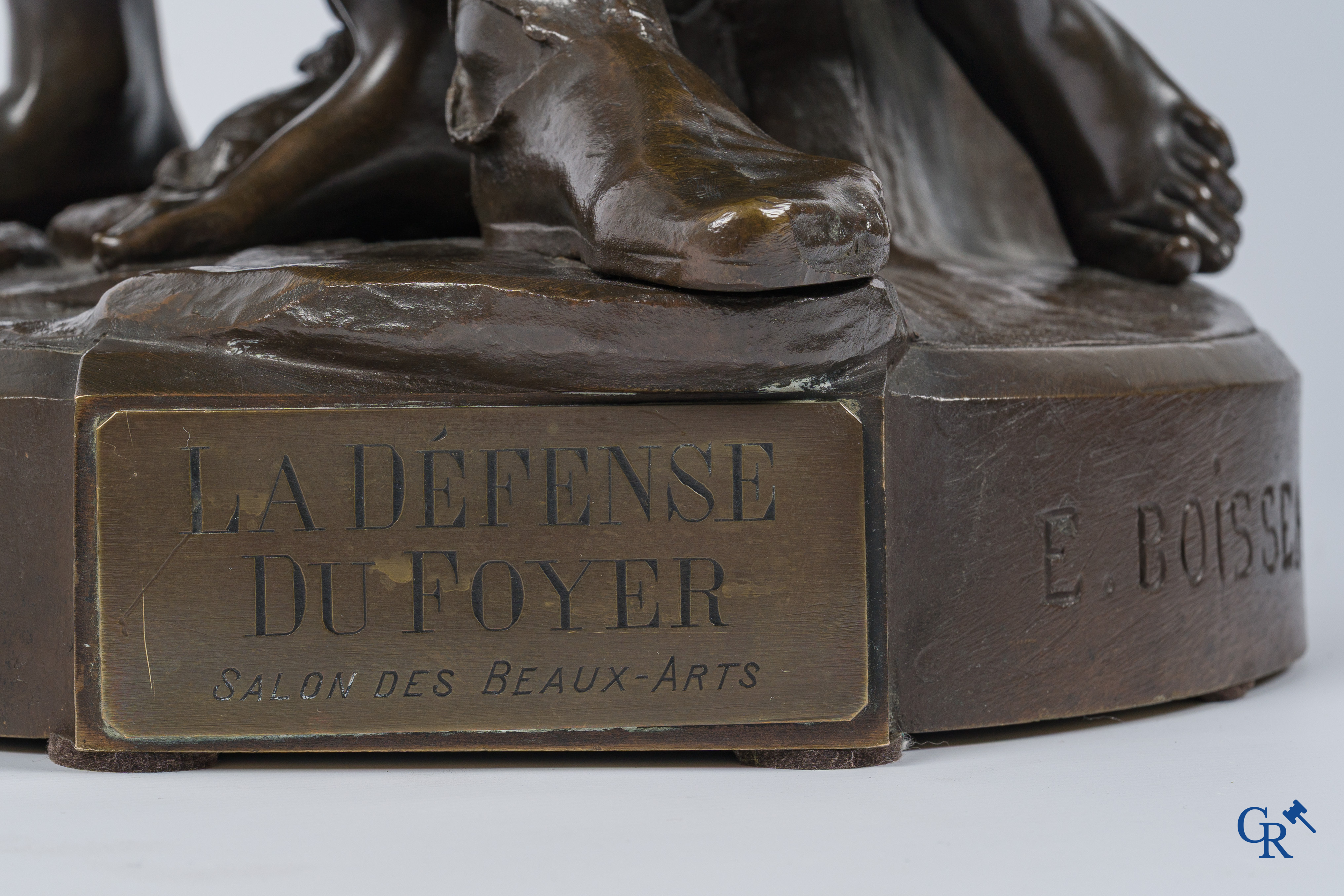 Emile André Boisseau (1842-1923) La défense du foyer. Salon des Beaux Art. Gieterijstempel Société des bronzes de Paris.