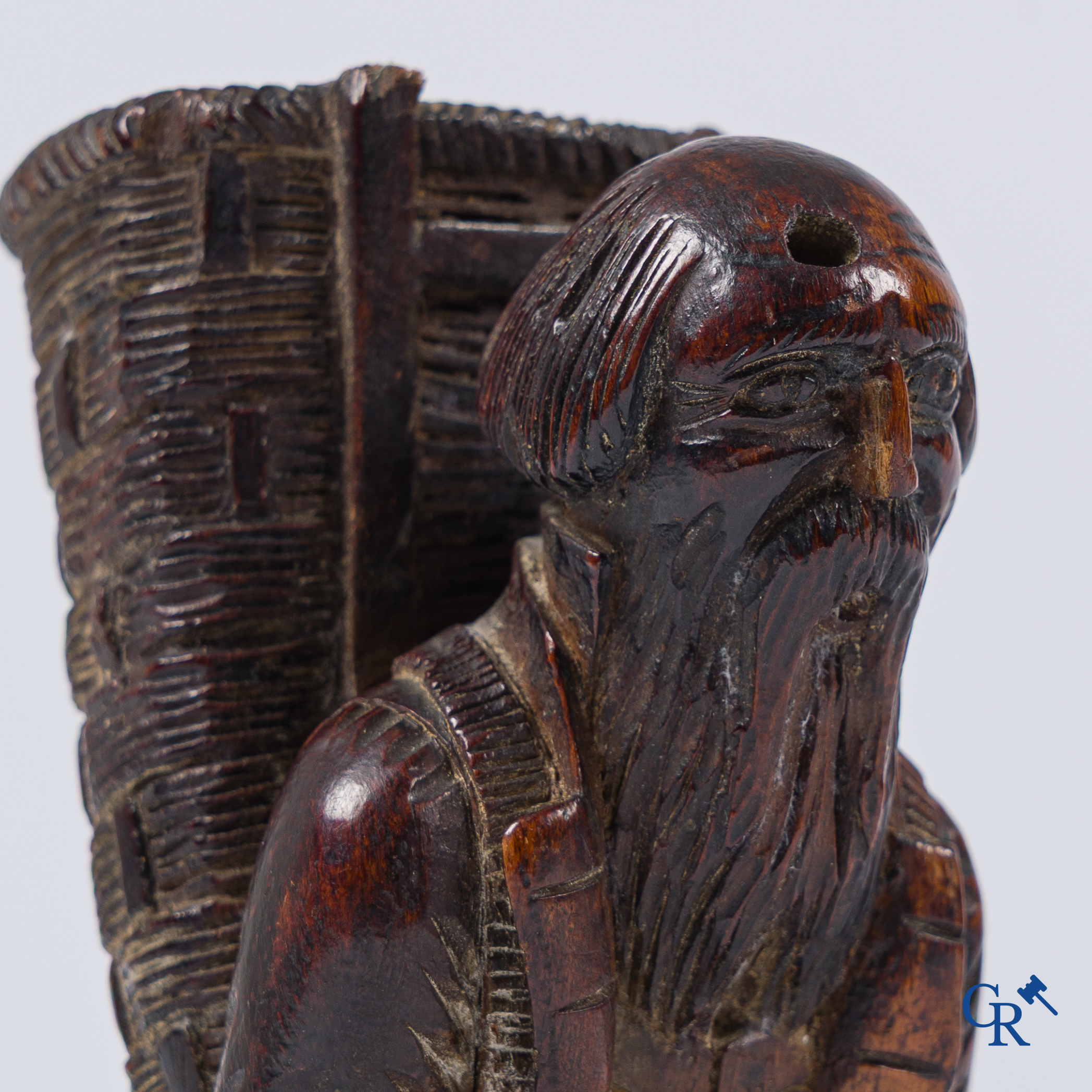 Buttenman drinkbeker. Gildebeker van de druivenplukkers. Gesneden fruithout. Rijnstreek of Zwitserland, 17e eeuw.