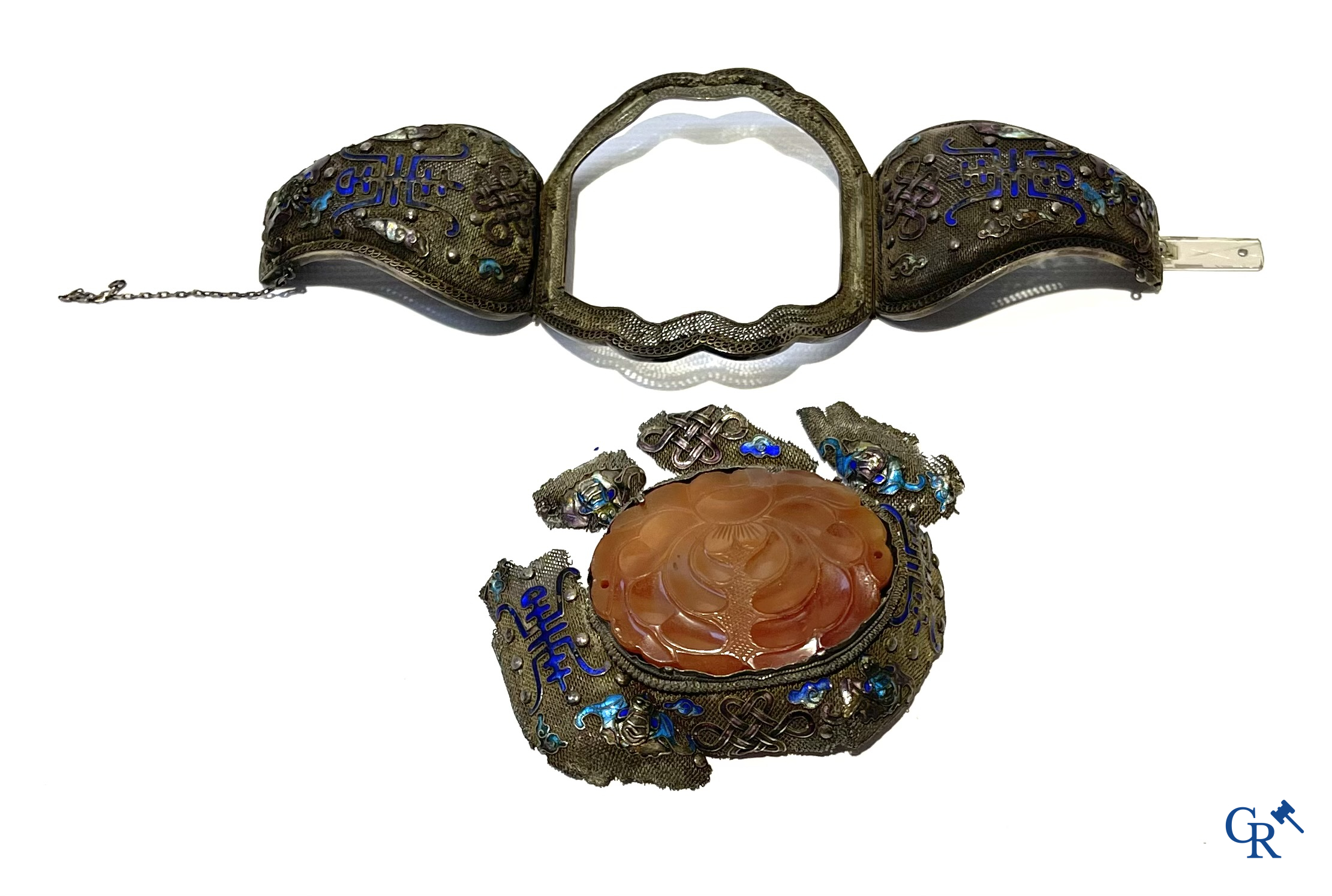 Asian Art. Large Chinese bracelet in silver filigree with a central lotus flower in carved carnelian quartz. 19th century.