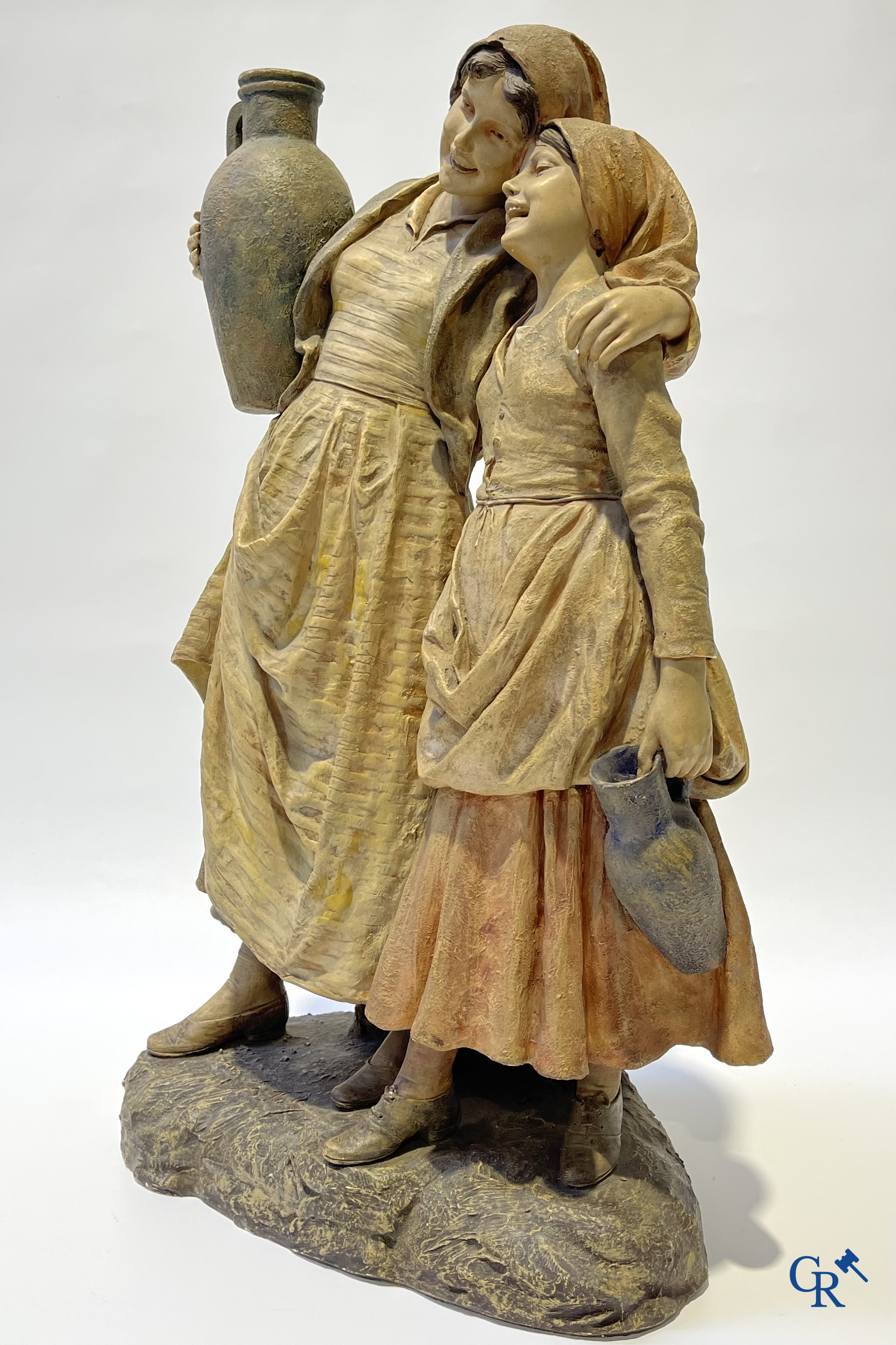 Friedrich Goldscheider Wien. Groot terra cotta beeld, de waterdraagsters. Gesigneerd G. Tole, circa 1910.