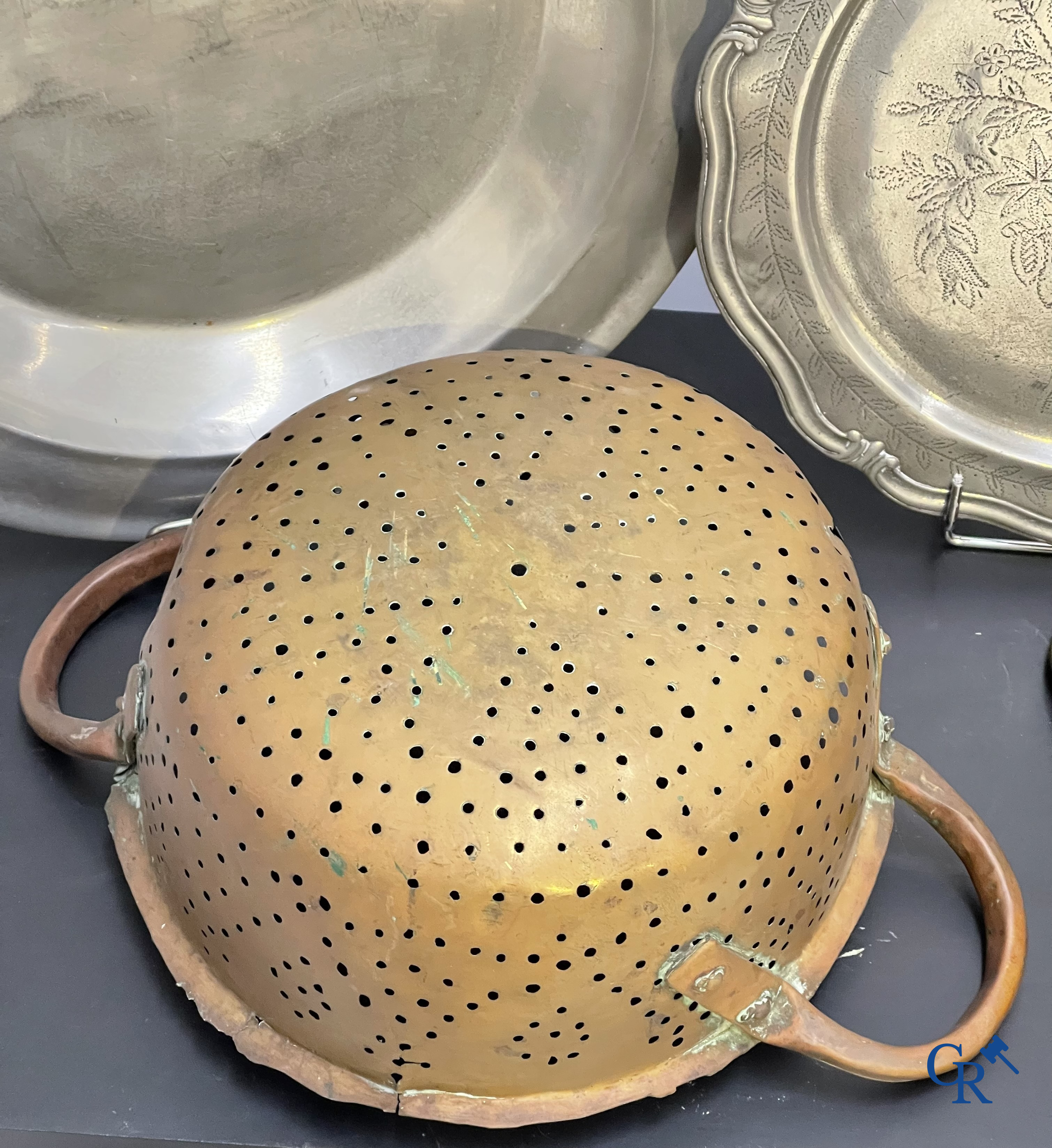 2 vergieten in bewerkt koper, 18e eeuw en een groot lot tinnen objecten.