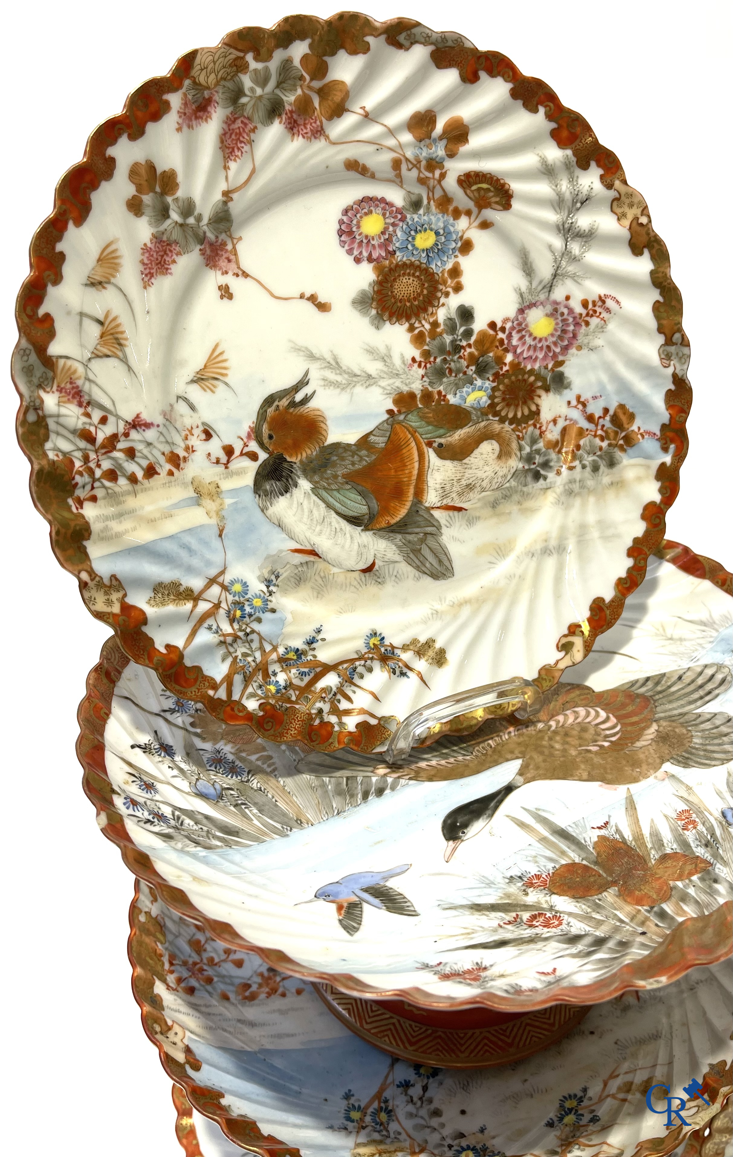 Een mooi lot brocante waaronder een Japans Kutani-porselein servies, een vaas in Val Saint Lambert en een jardinière.