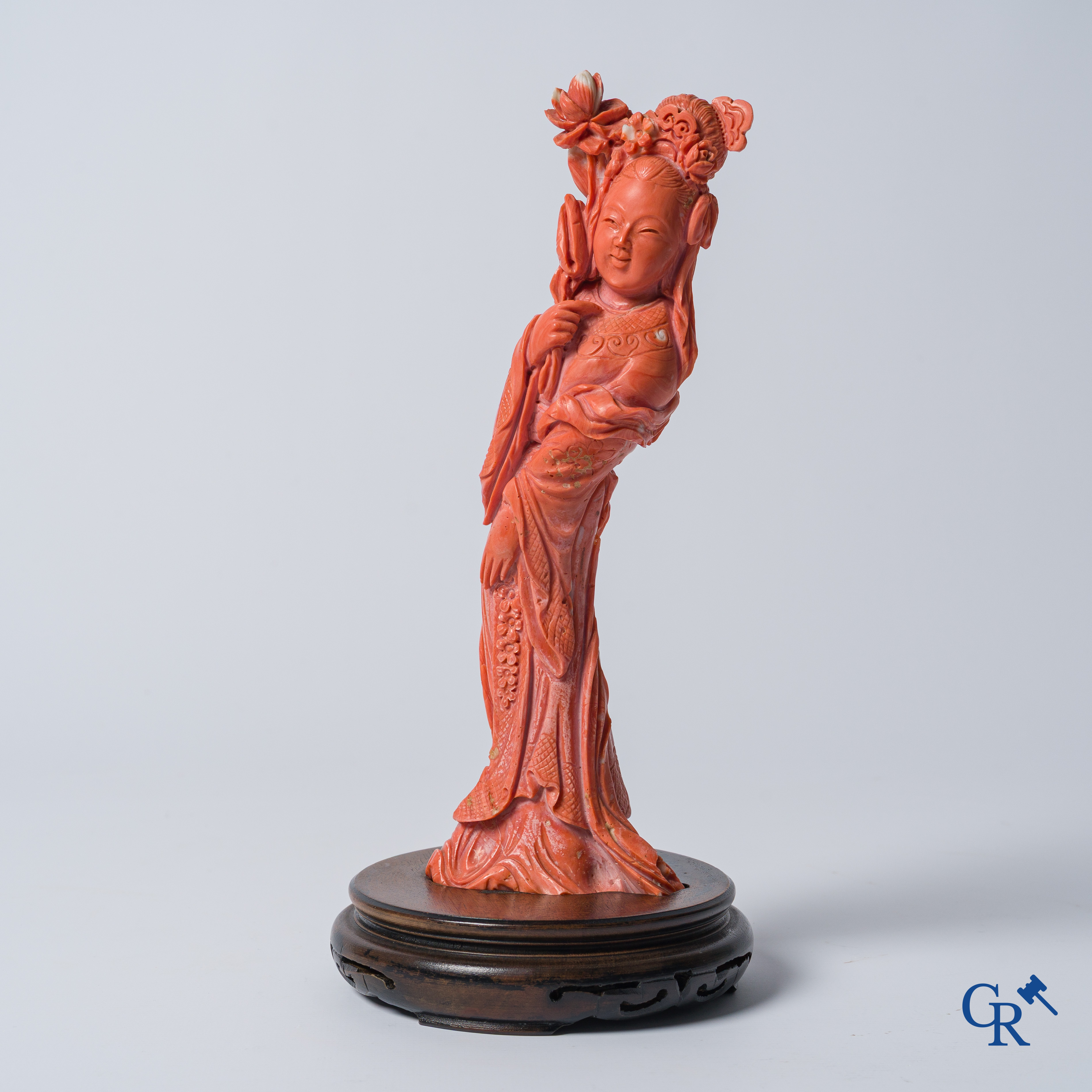 Aziatica, China. Een rode koraal figuur van een Chinese dame op houten sokkel.