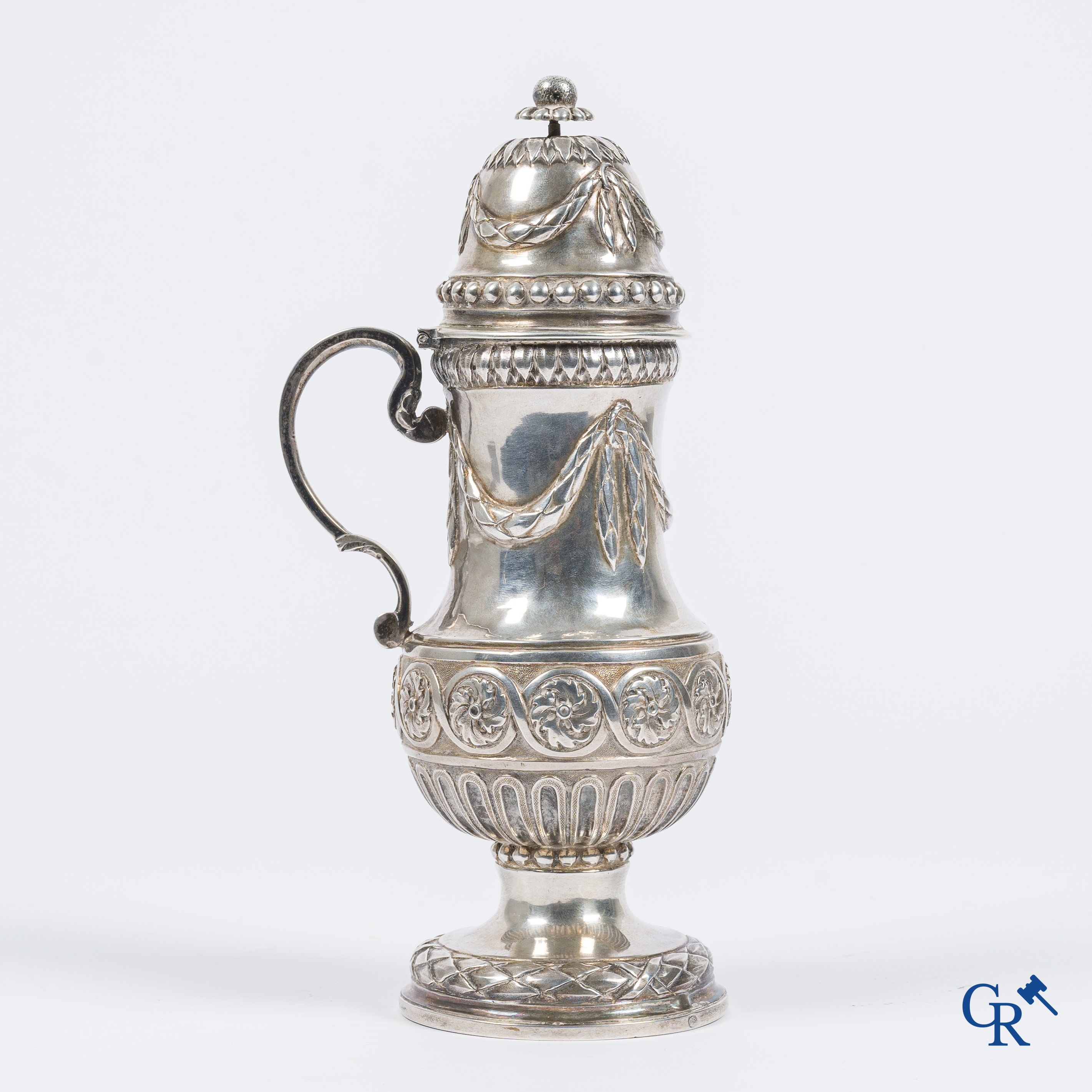 Grote mosterdpot in zilver, initialen G.M. gegraveerd in de voet. Meerdere keurstempels. Eind 18e eeuw.