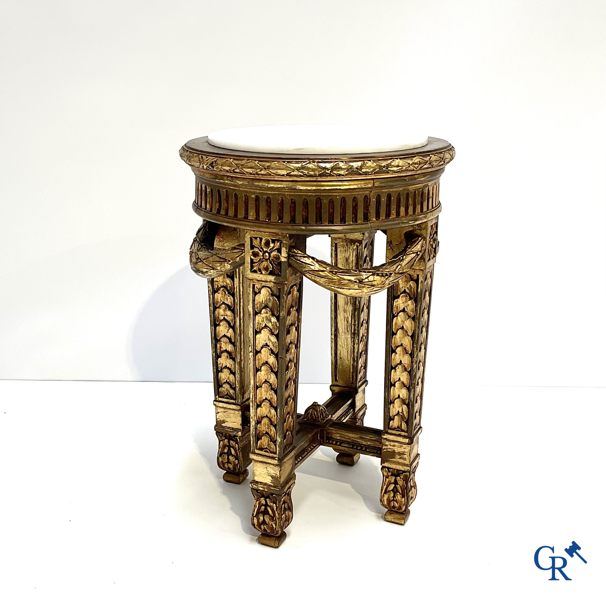 Piëdestal in gesculpteerd en verguld hout met guirlandes en marmer plateau. LXVI-stijl. Circa 1920.