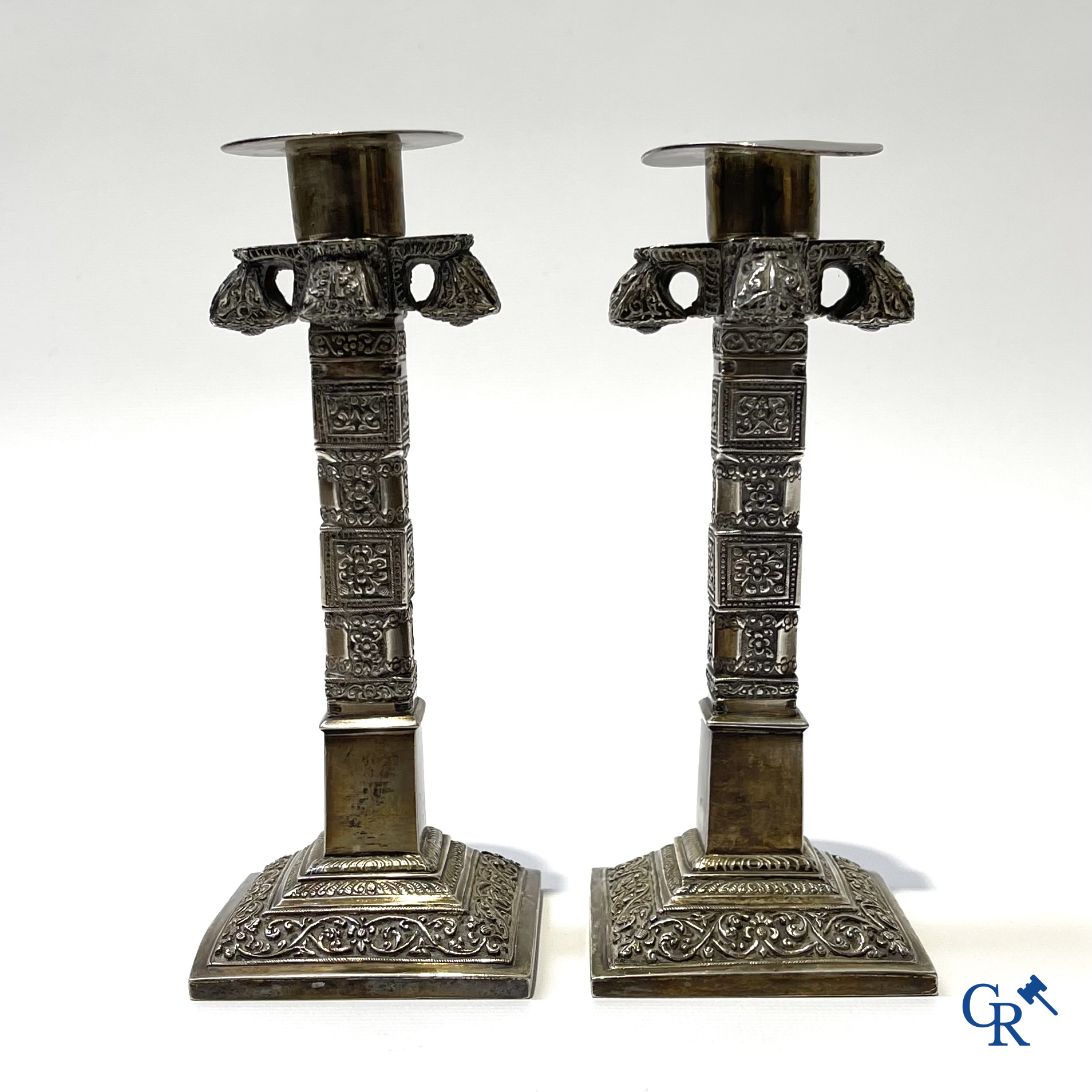 Zilver. Uitzonderlijk paar zilveren kandelaars in de vorm van houten tempelzuilen. Sri Lanka, Kandy, 19e eeuw.