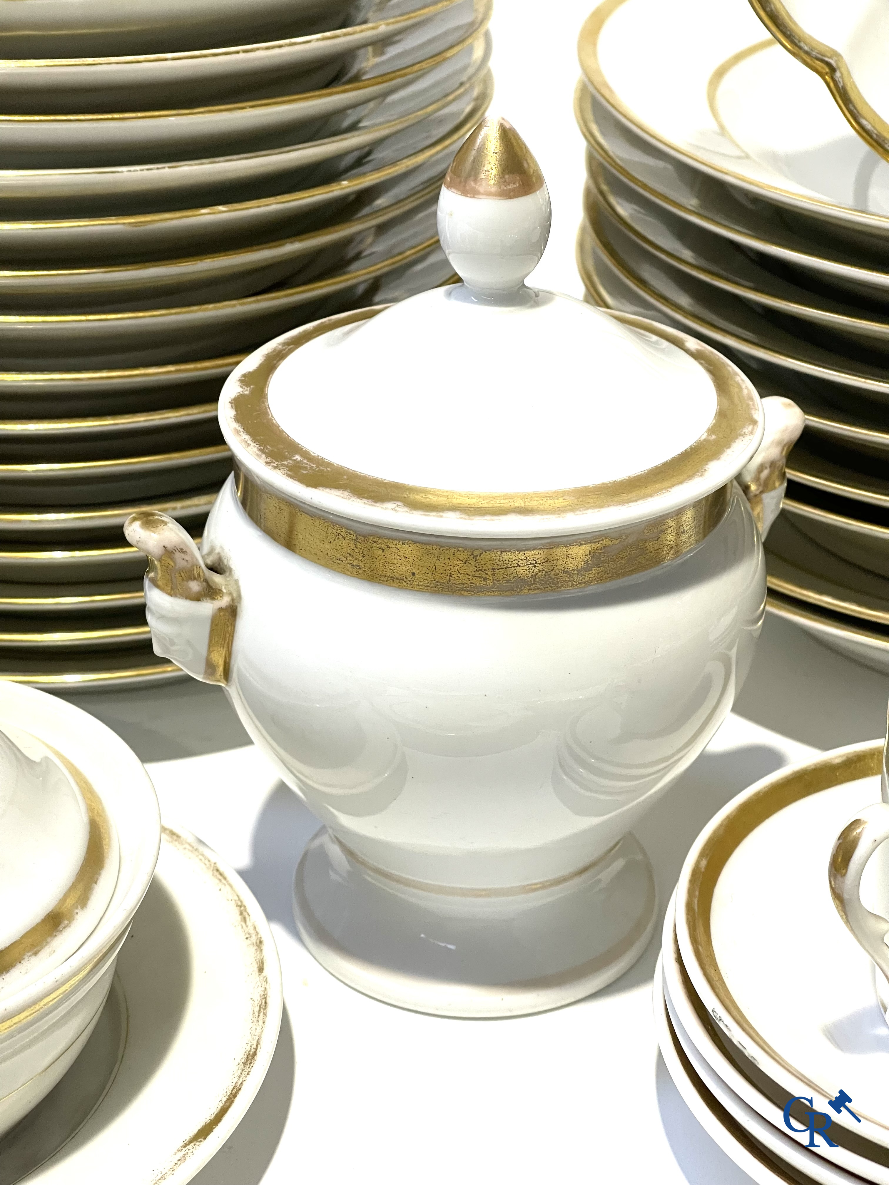 Uitgebreid tafelservies in Brussels porselein. 19de eeuw.