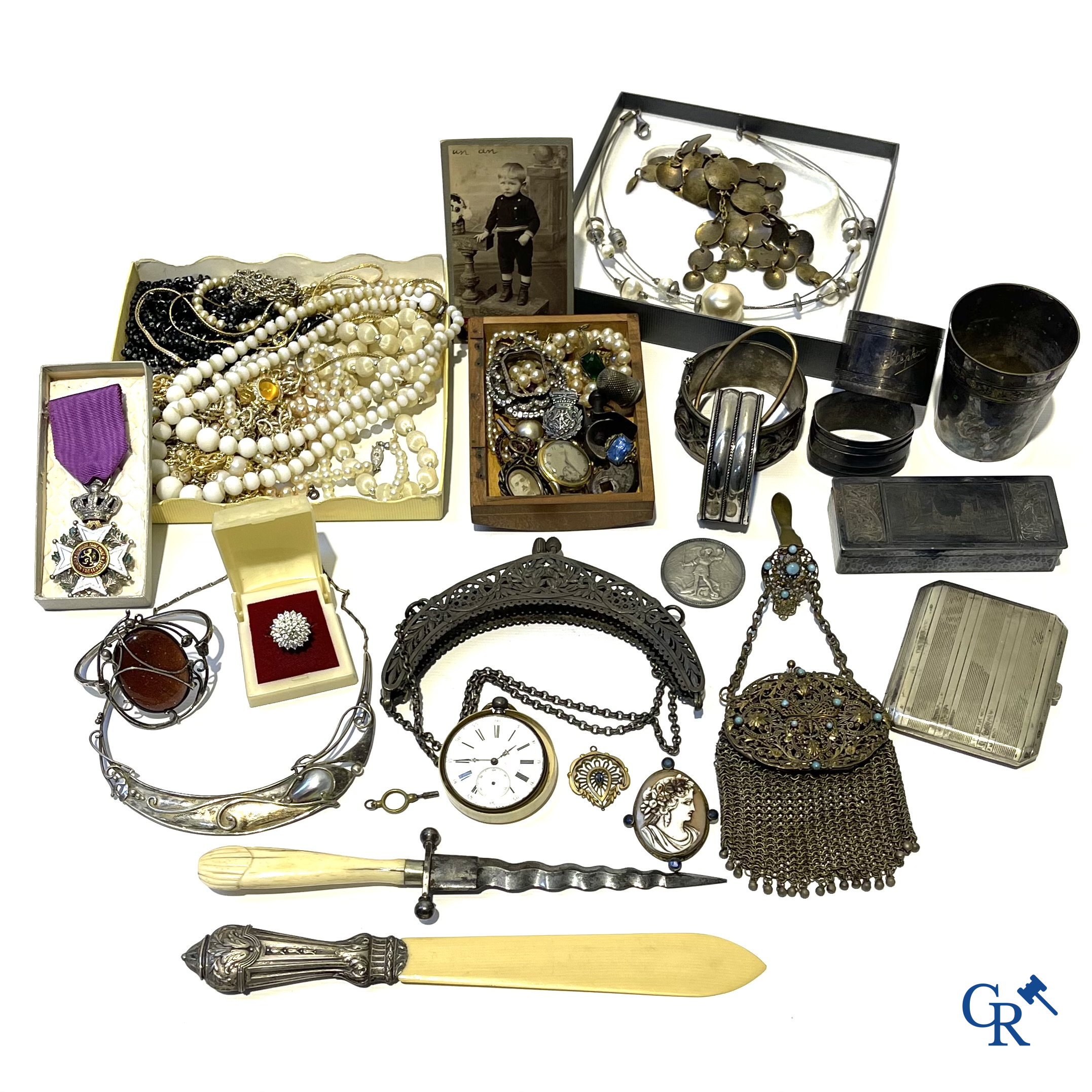 Groot lot verzamelobjecten, zakhorloge, fantasiejuwelen en andere. Meerdere in zilver.