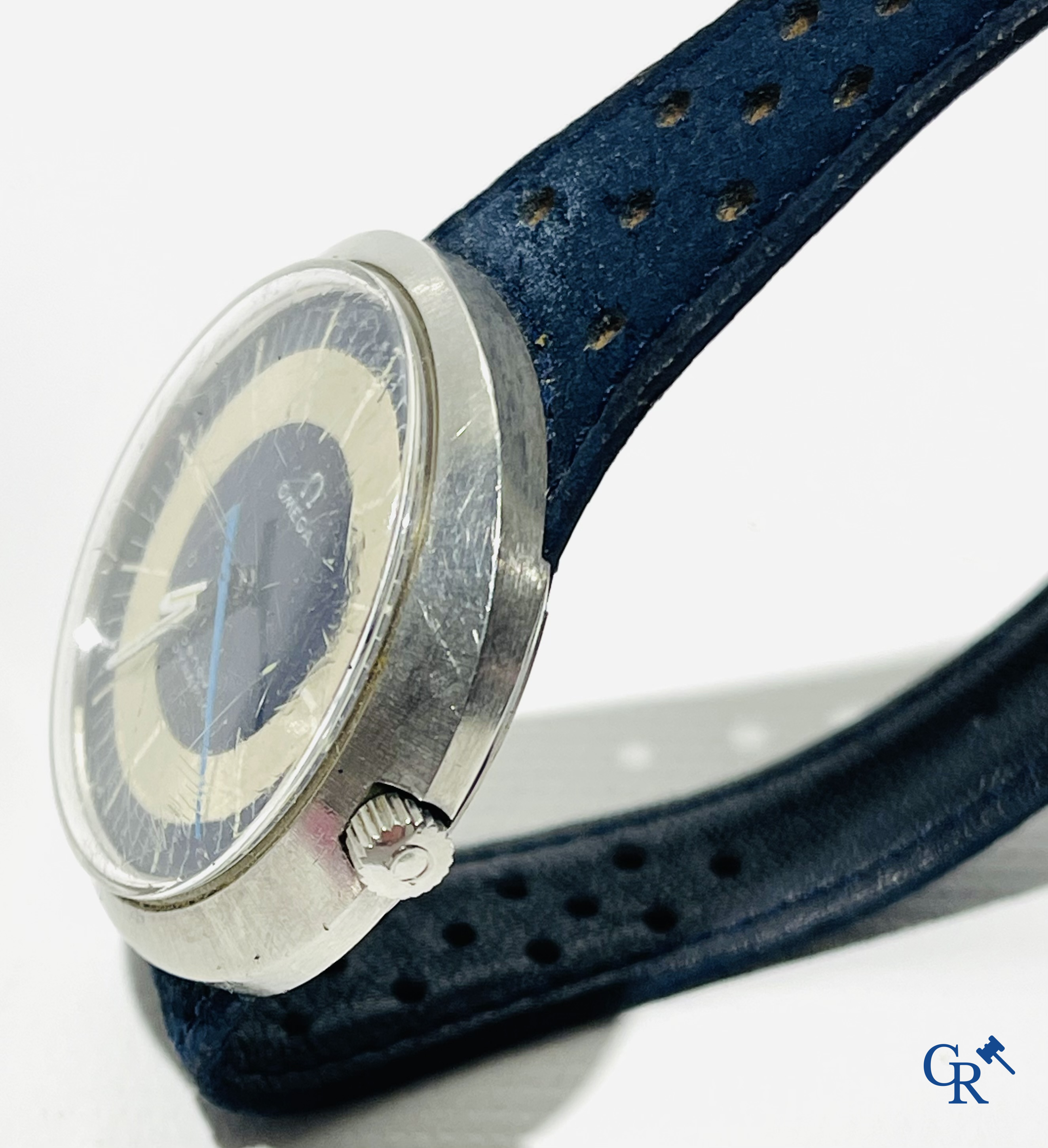 Omega. Men's wristwatch Omega Genève Dynamic with blue and white dial. Manually windable, circa 1970.