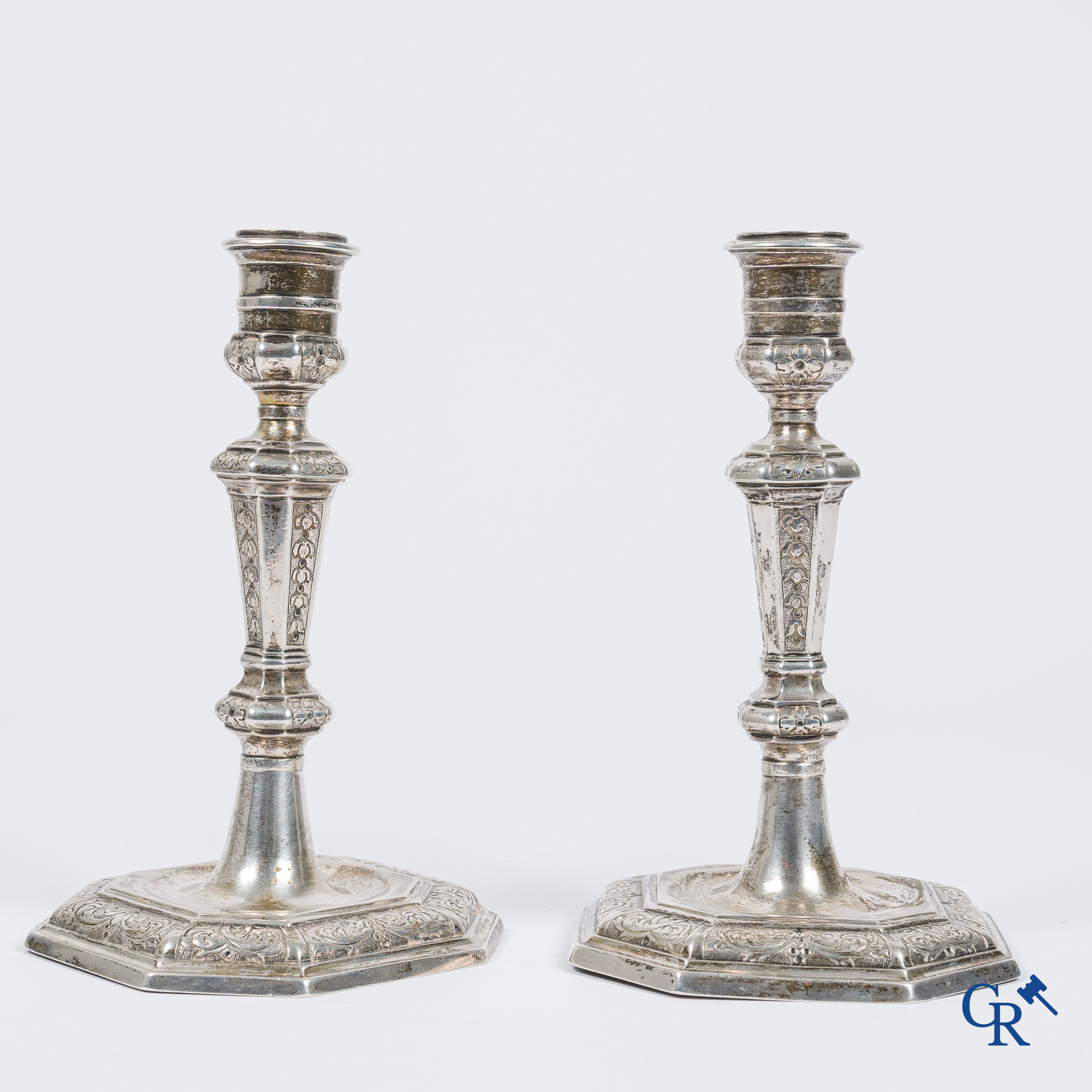 Paar kandelaars in zilver met wapenschilden. Luik, Adelaar met jaartal 1724. Jaarletter N (1 juli 1736-30 juni 1737).