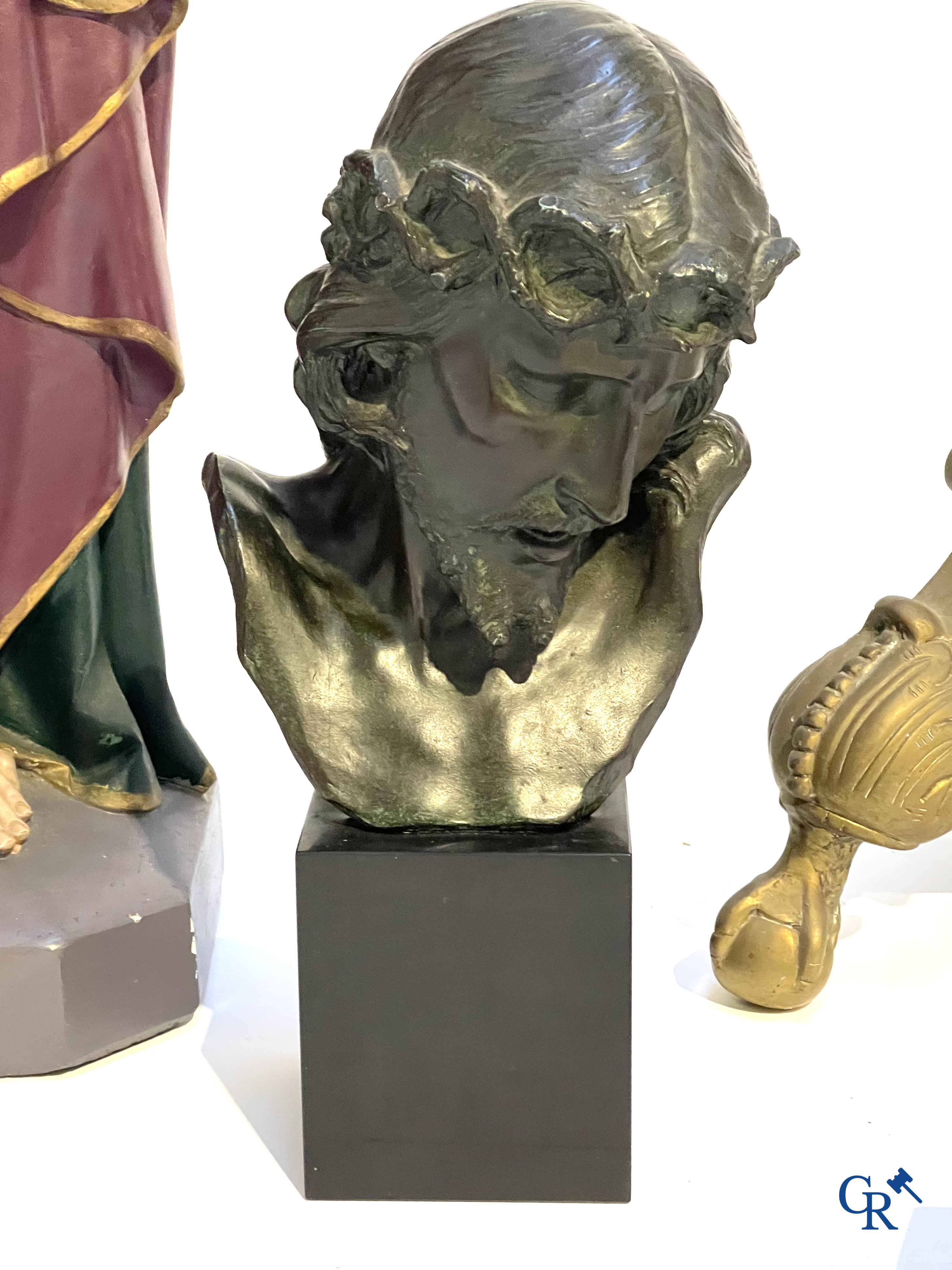 Een grote bronzen kandelaar, Sint Jozef met kind in plaaster, een terracotta buste van Christus en een wijwatervat.