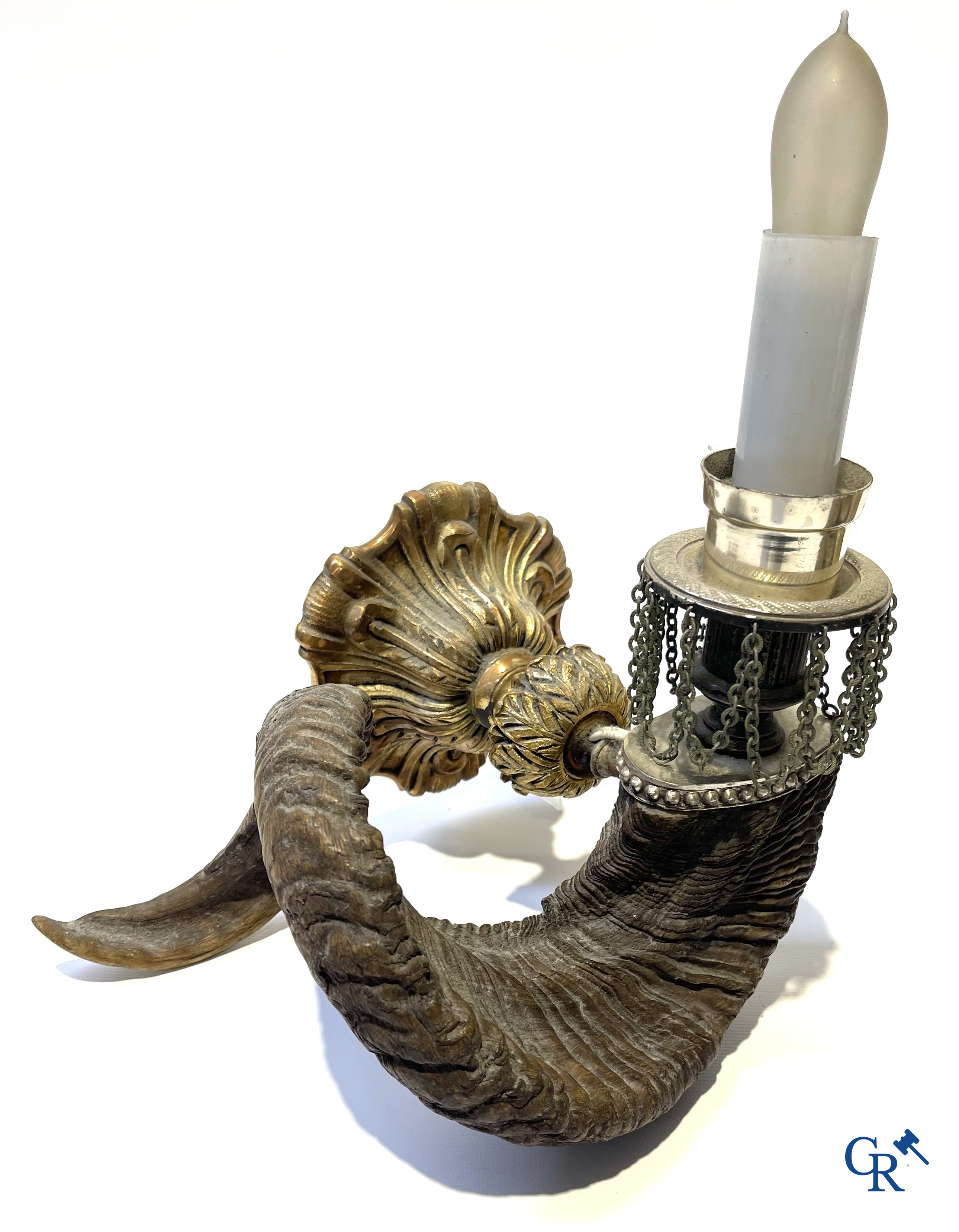 Een paar buitengewone decoratieve wandlichten in verguld en verzilverd brons met ramshoorns. Circa 1980.