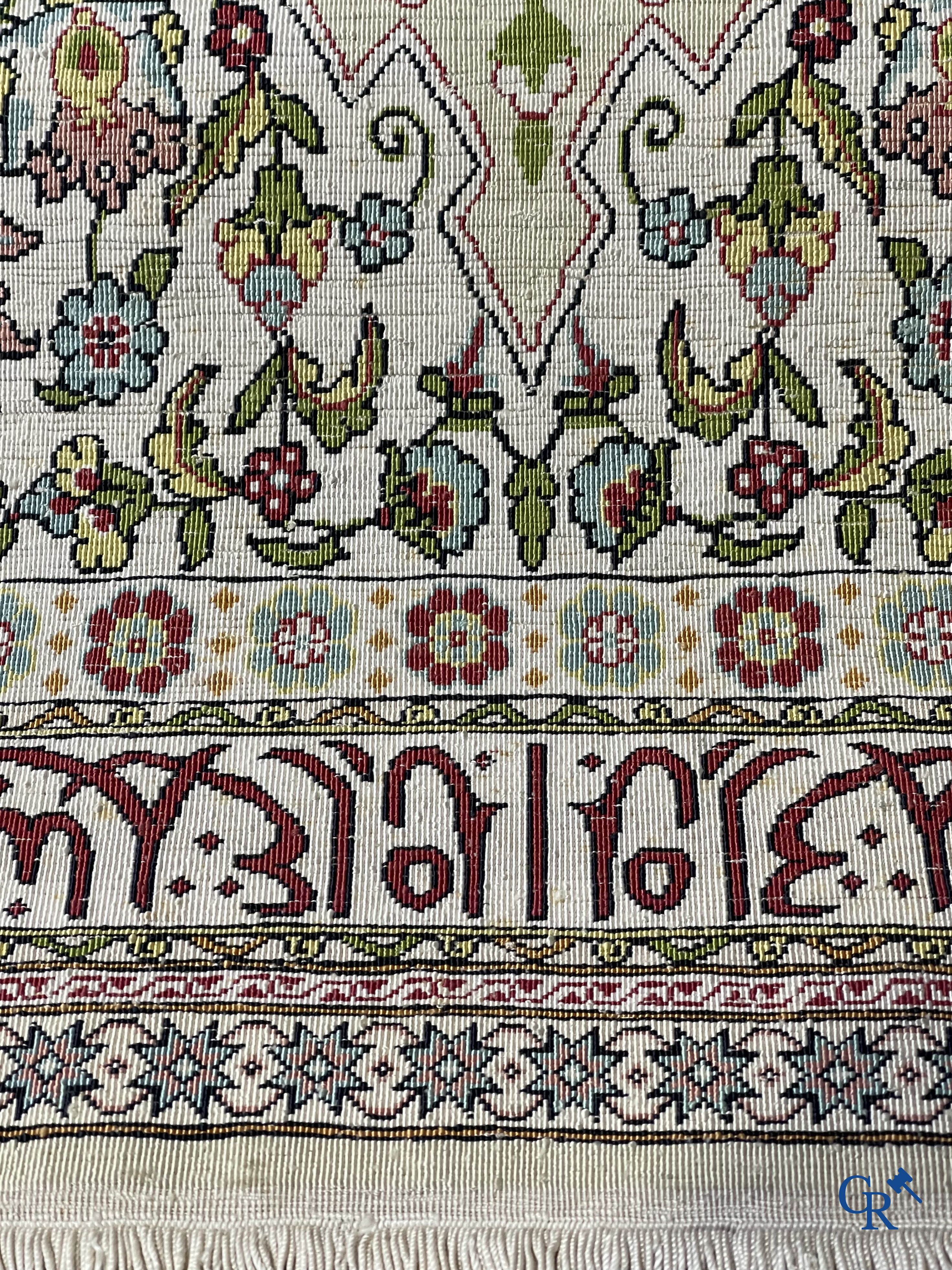 Oosterse tapijten. Hereke, een zijden tapijtje met inscripties. Gesigneerd.