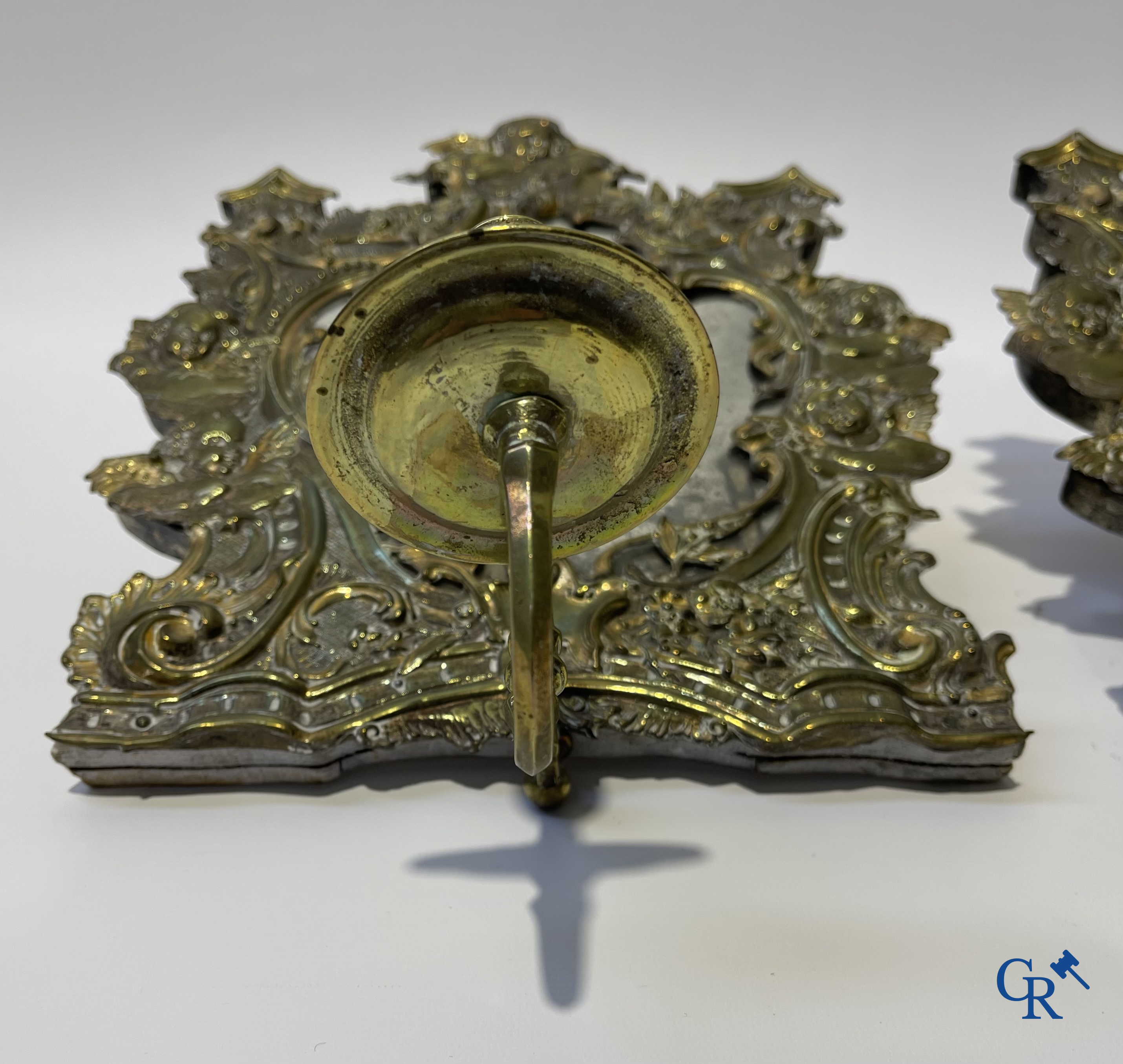 Paar wandlichten met spiegels, koper en bronzen kaarsenhouders. XVIIIe eeuw. Met certificaat uit 1984 van J. Zeberg.