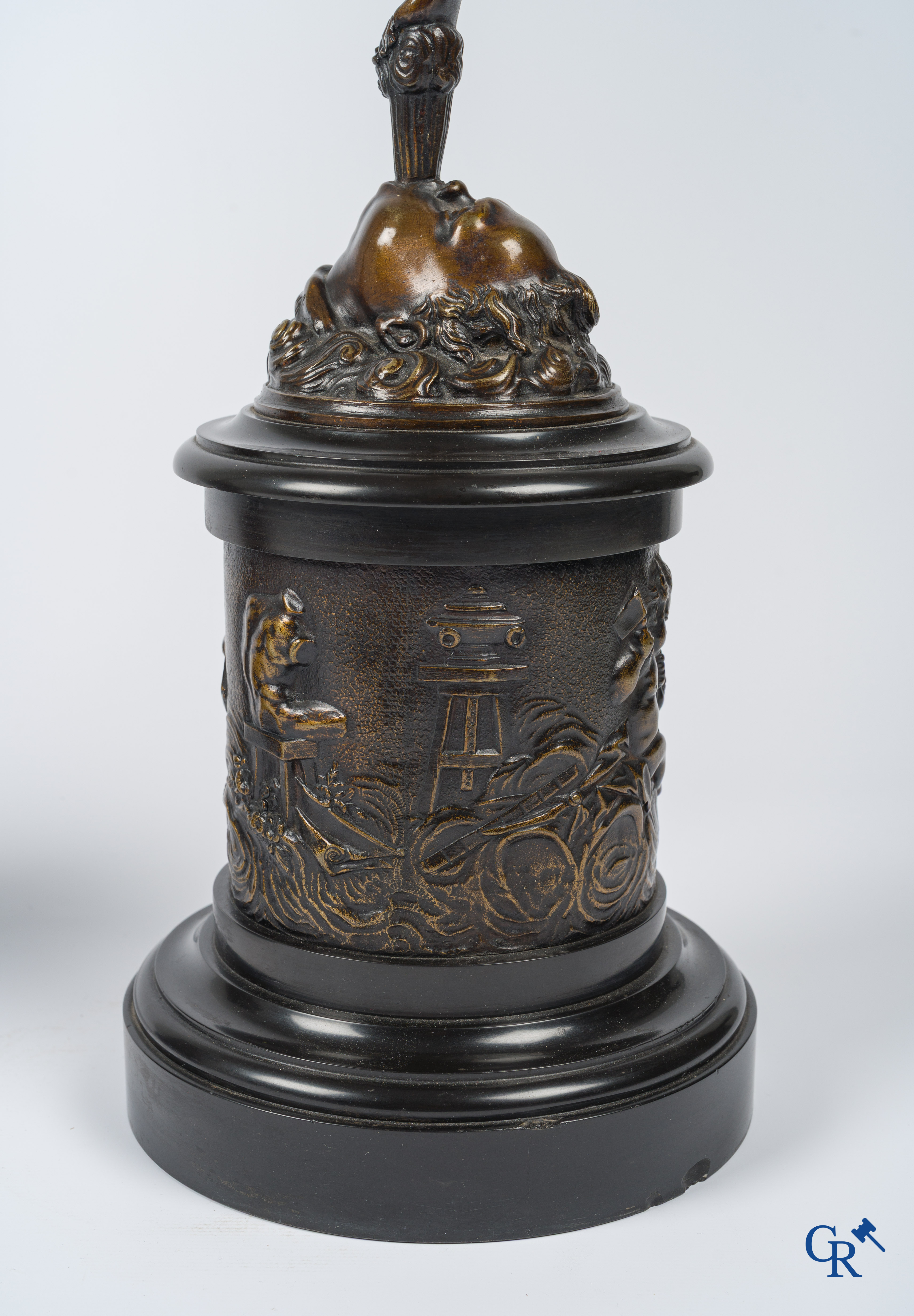 Een paar imposante bronzen beelden in de antieke stijl naar een model van Jean De Bologne.