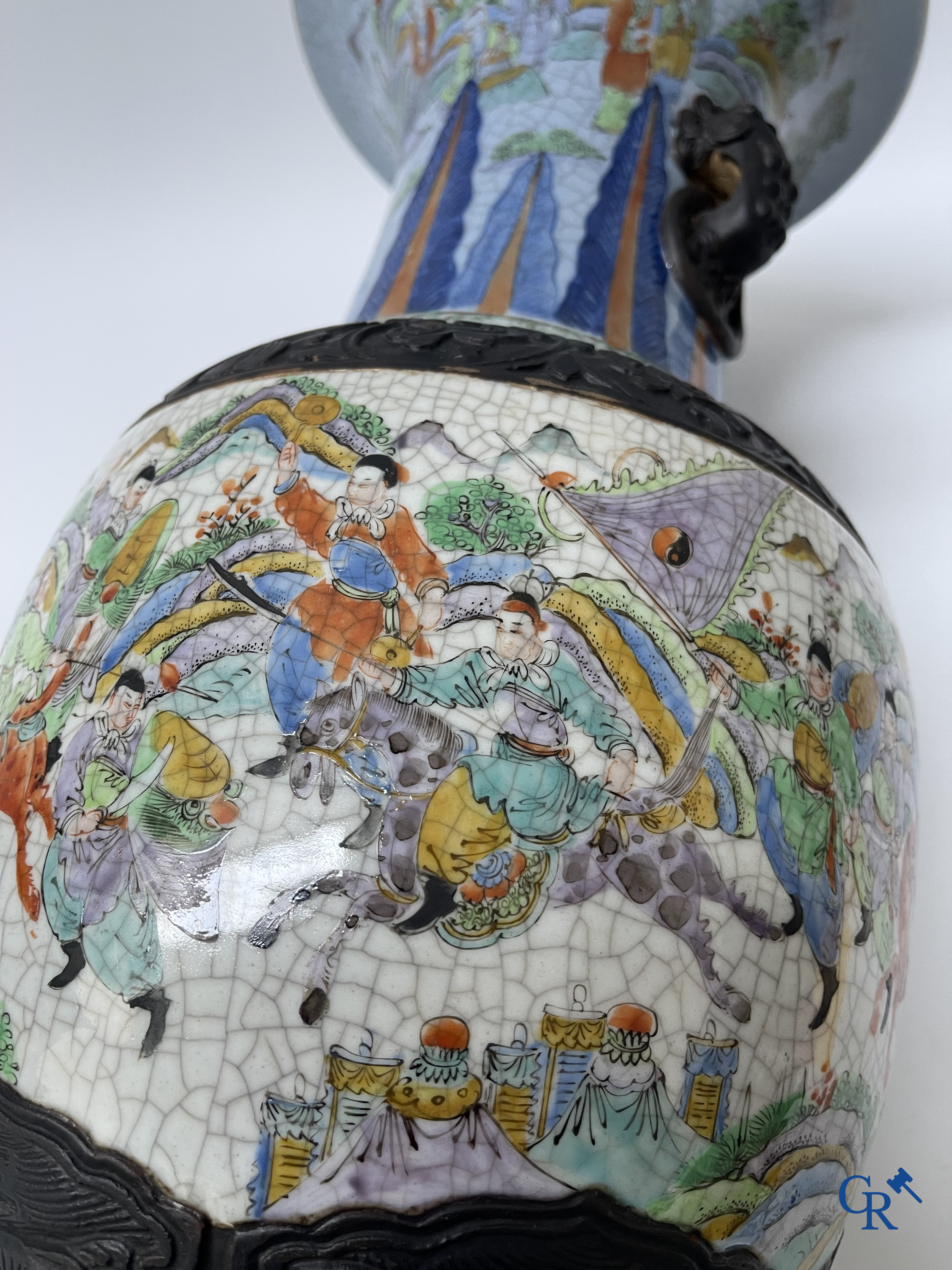 Aziatica, Chinese Nanking vaas met een voorstelling van krijgers. Gemerkt. 19e eeuw.