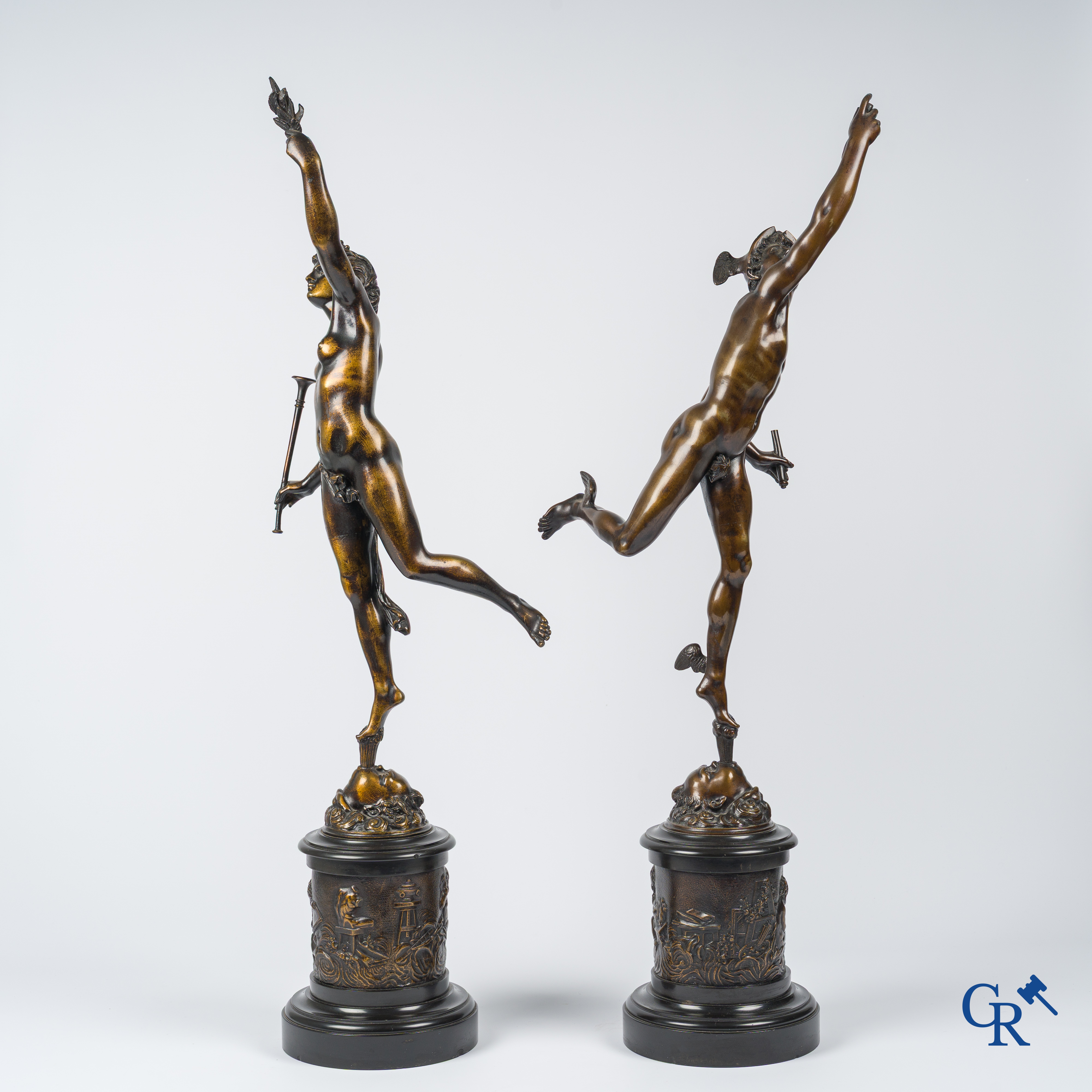 Een paar imposante bronzen beelden in de antieke stijl naar een model van Jean De Bologne.