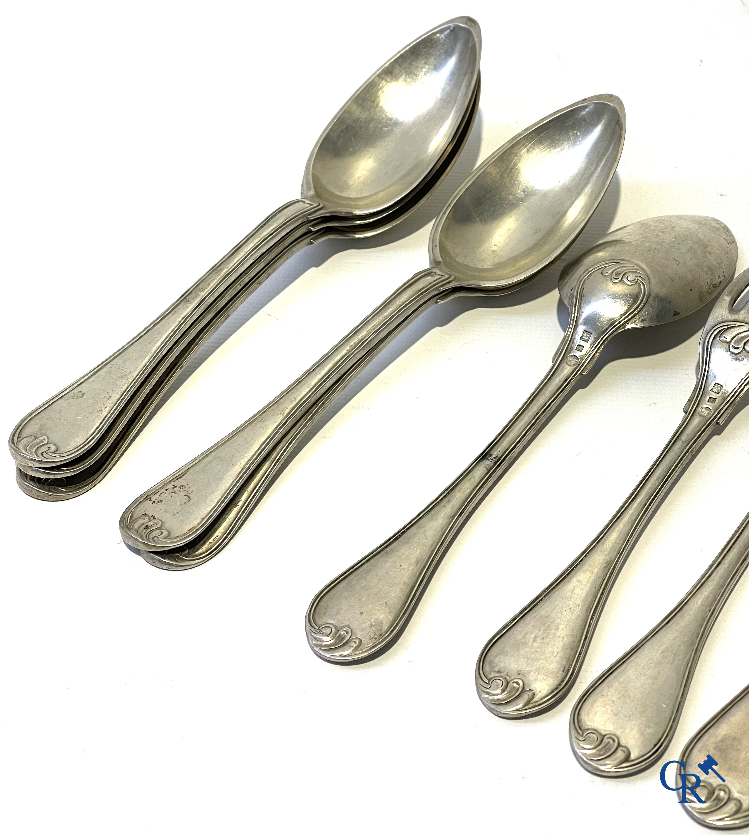 Zilver. Lot betaande uit 12 stuks zilver bestek. België, 18e en 19e eeuw.