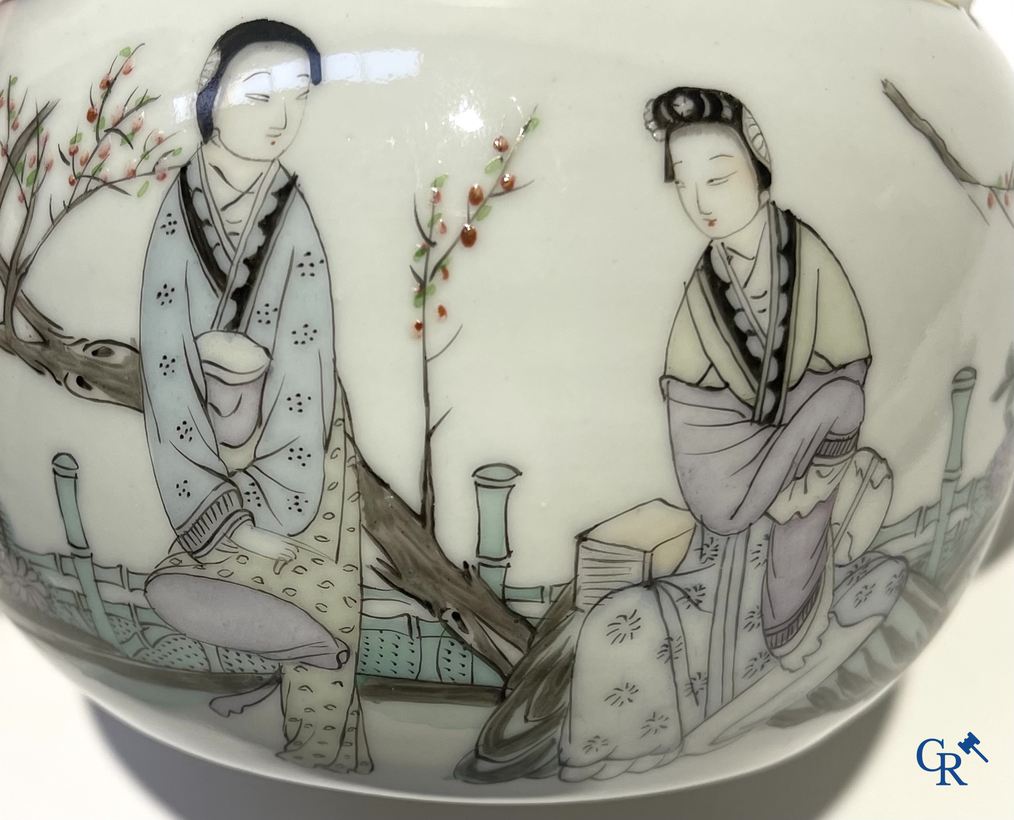 Aziatica. Chinees porselein. Een kavel van 2 Chinese theepotten en een Chinese kom.