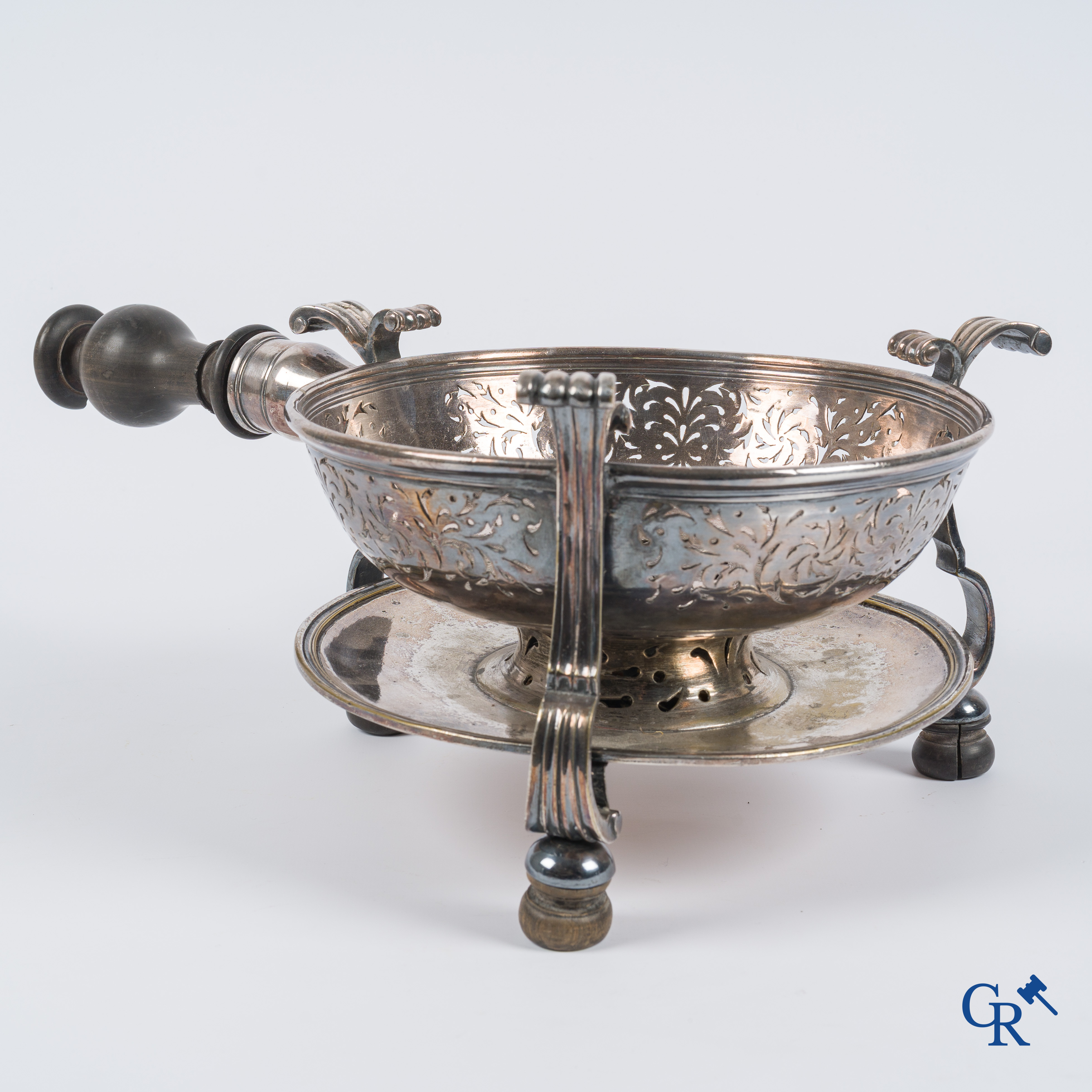 Driepotig tafelfornuis in verzilverd brons. Handvat in ebbenhout. Hoogstwaarschijnlijk Luik. 18e eeuw.