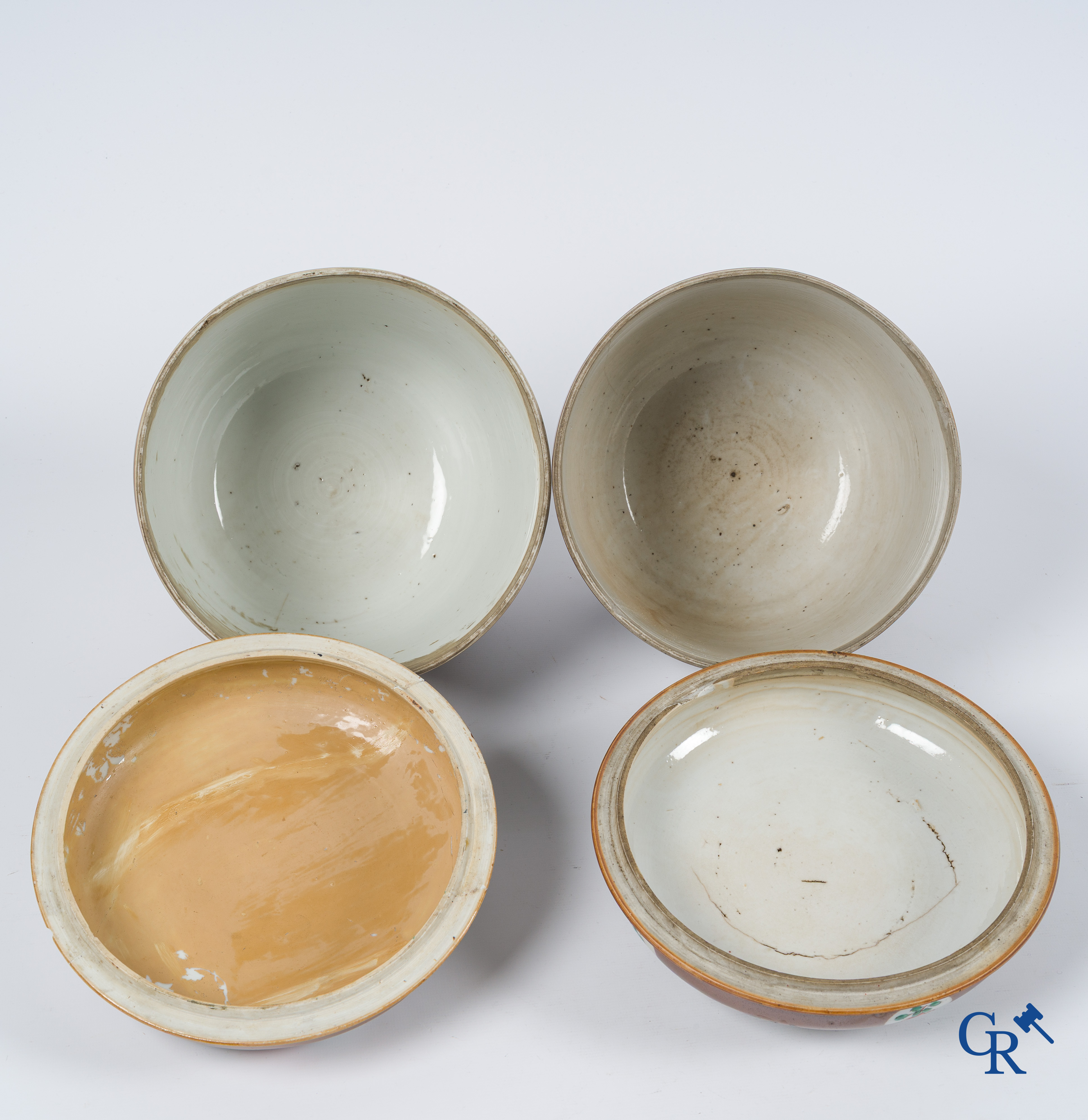 Aziatica. Chinees porselein. 2 grote Chinese famille rose dekselpotten met capucijnen fondkleur. Qianlong Periode.