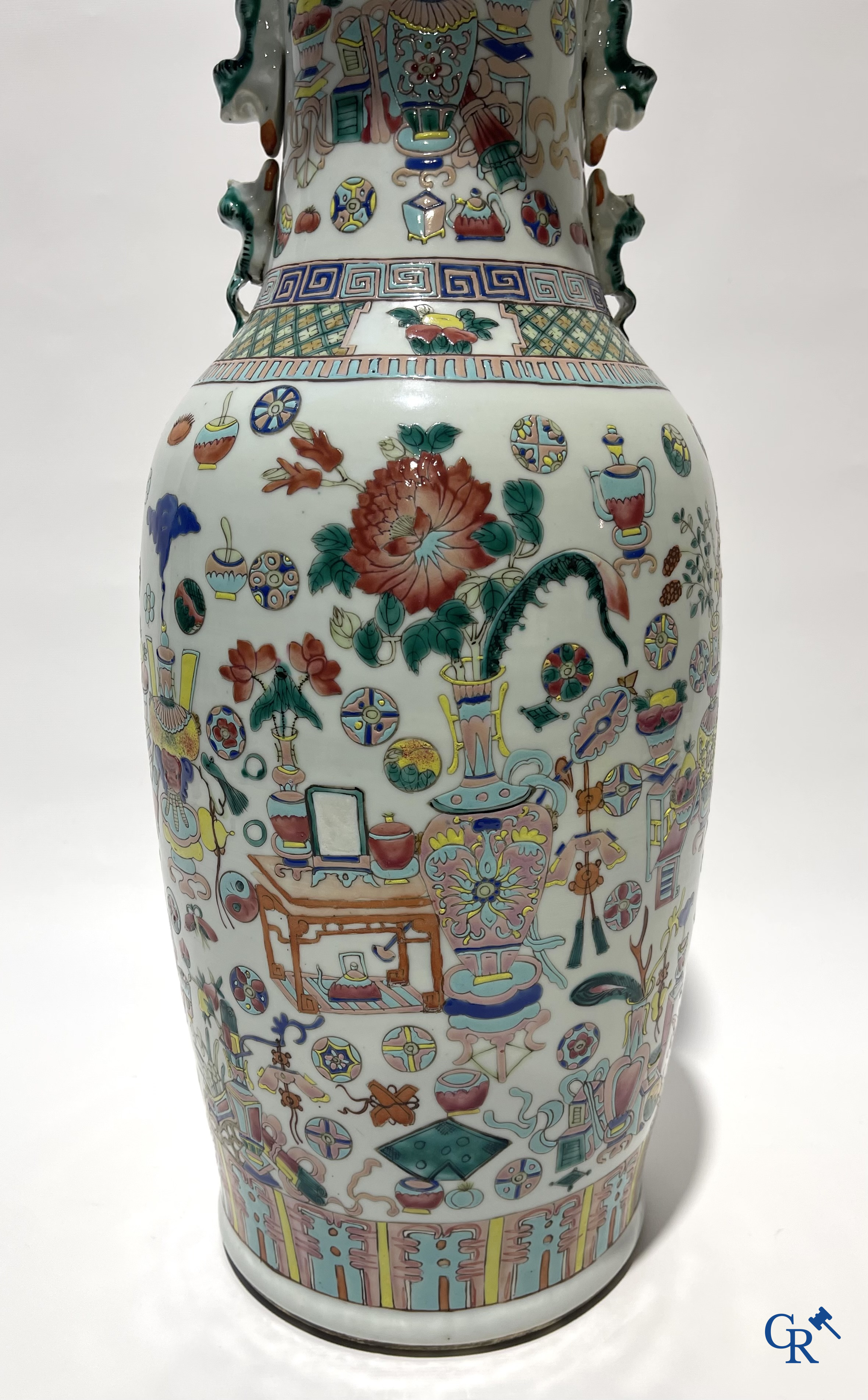 Aziatica. Chinees porselein. Een grote Chinese vaas met honderd antiquiteiten decor. 19de eeuw.