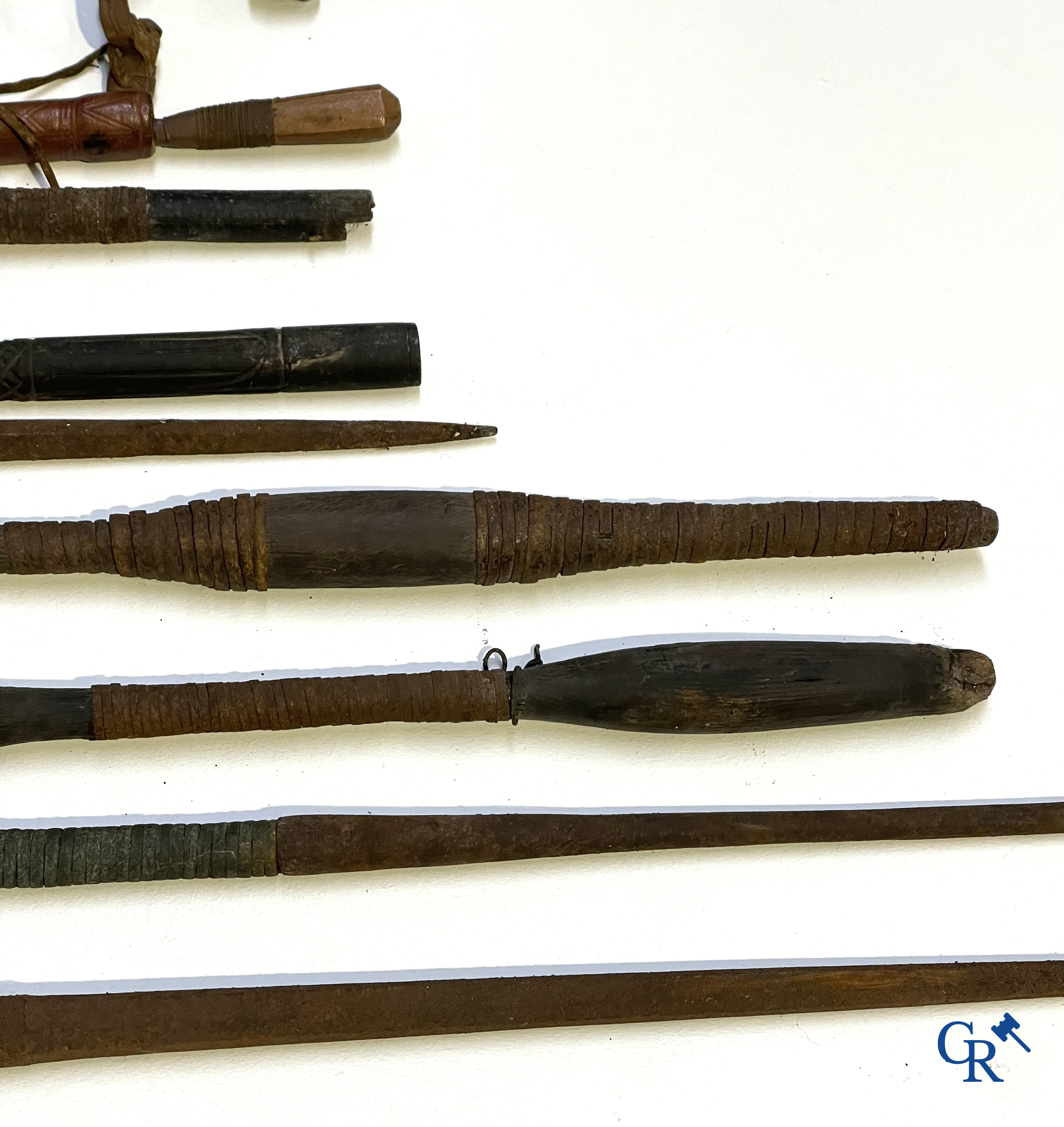 Tribale kunst. Een interessant lot met Afrikaanse wapens, een foto en 2 postkaarten. Messen, dolken, speren en pijlen.