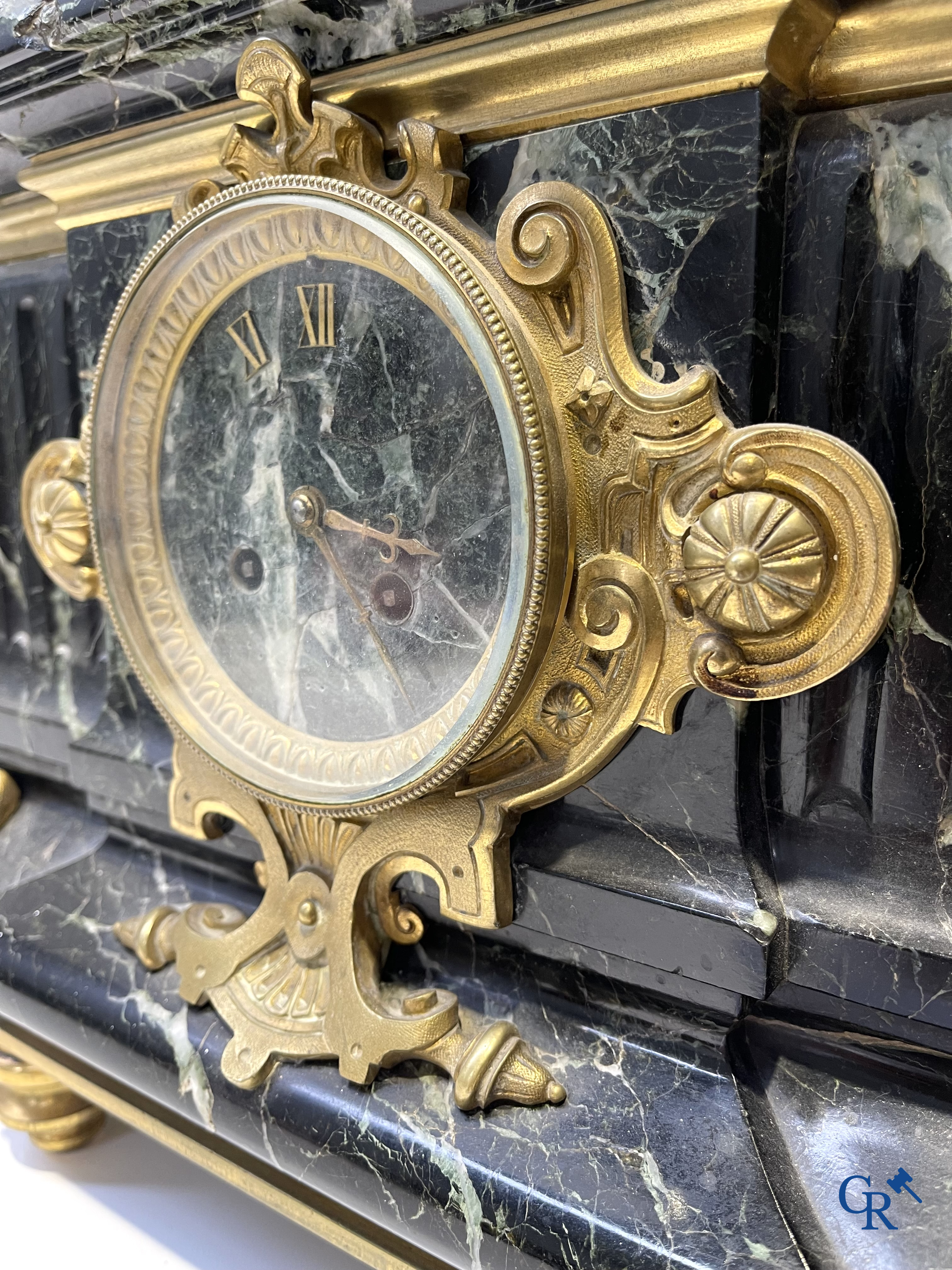 Susse Frères à Paris. Imposante schouwklok in groen geaderde marmer en rijkelijk vergulde bronzen. Napoleon III-periode.