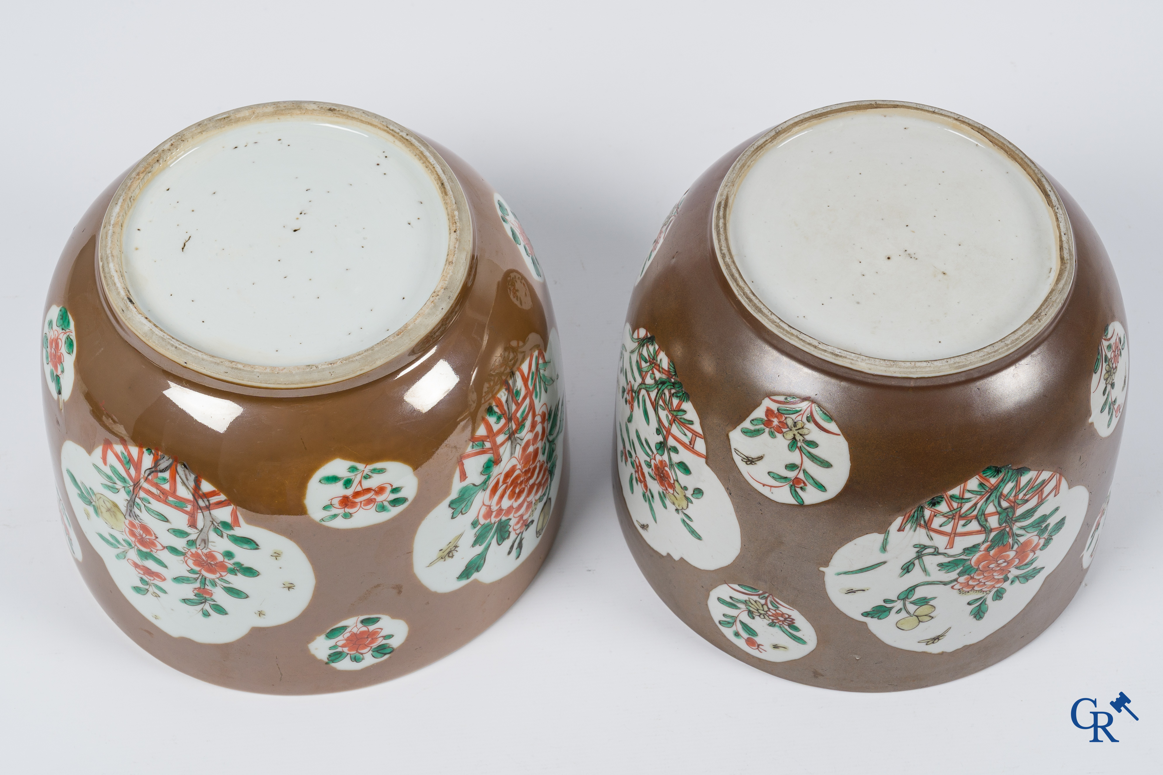 Aziatica. Chinees porselein. 2 grote Chinese famille rose dekselpotten met capucijnen fondkleur. Qianlong Periode.