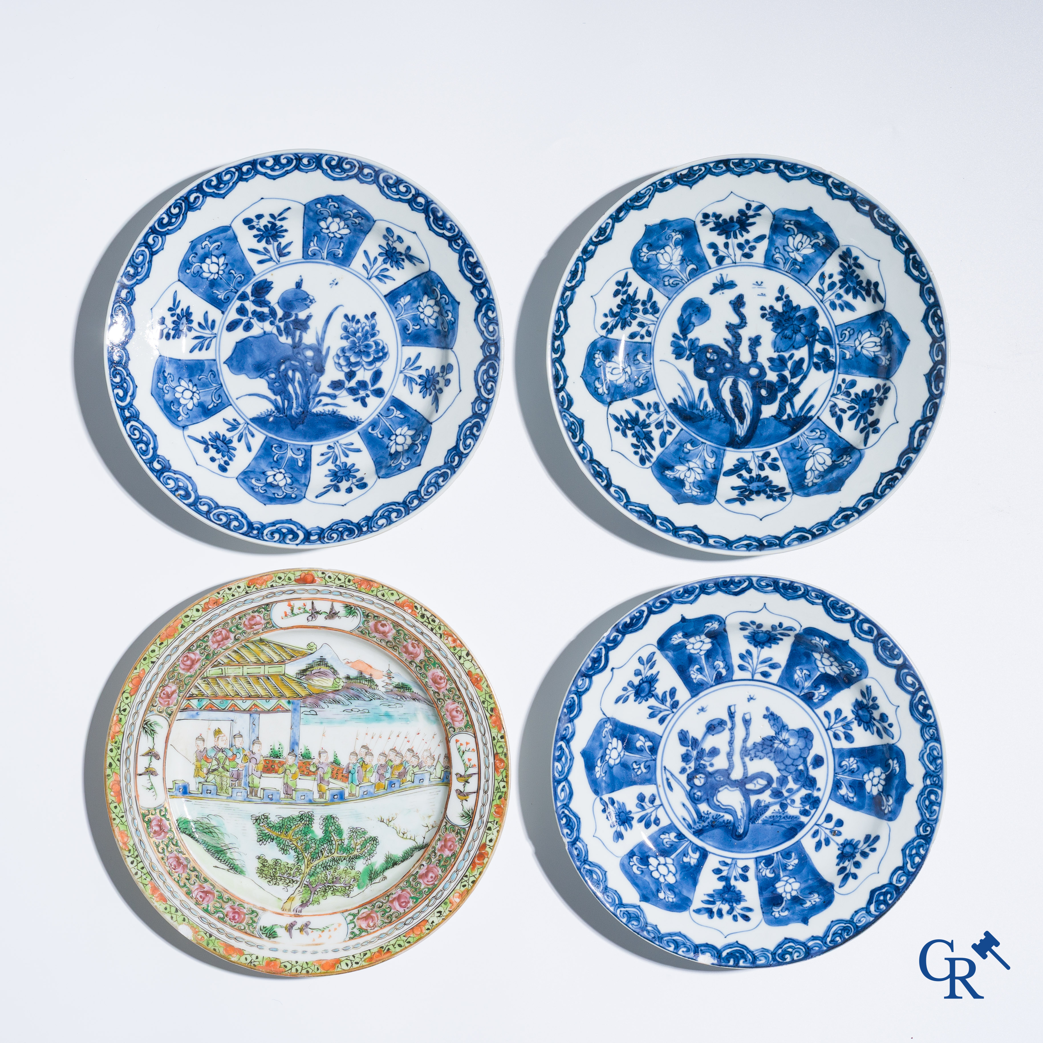 Aziatica. Een kavel van drie 18e Chinese blauw wit borden en een 19e eeuws famille rose bord.