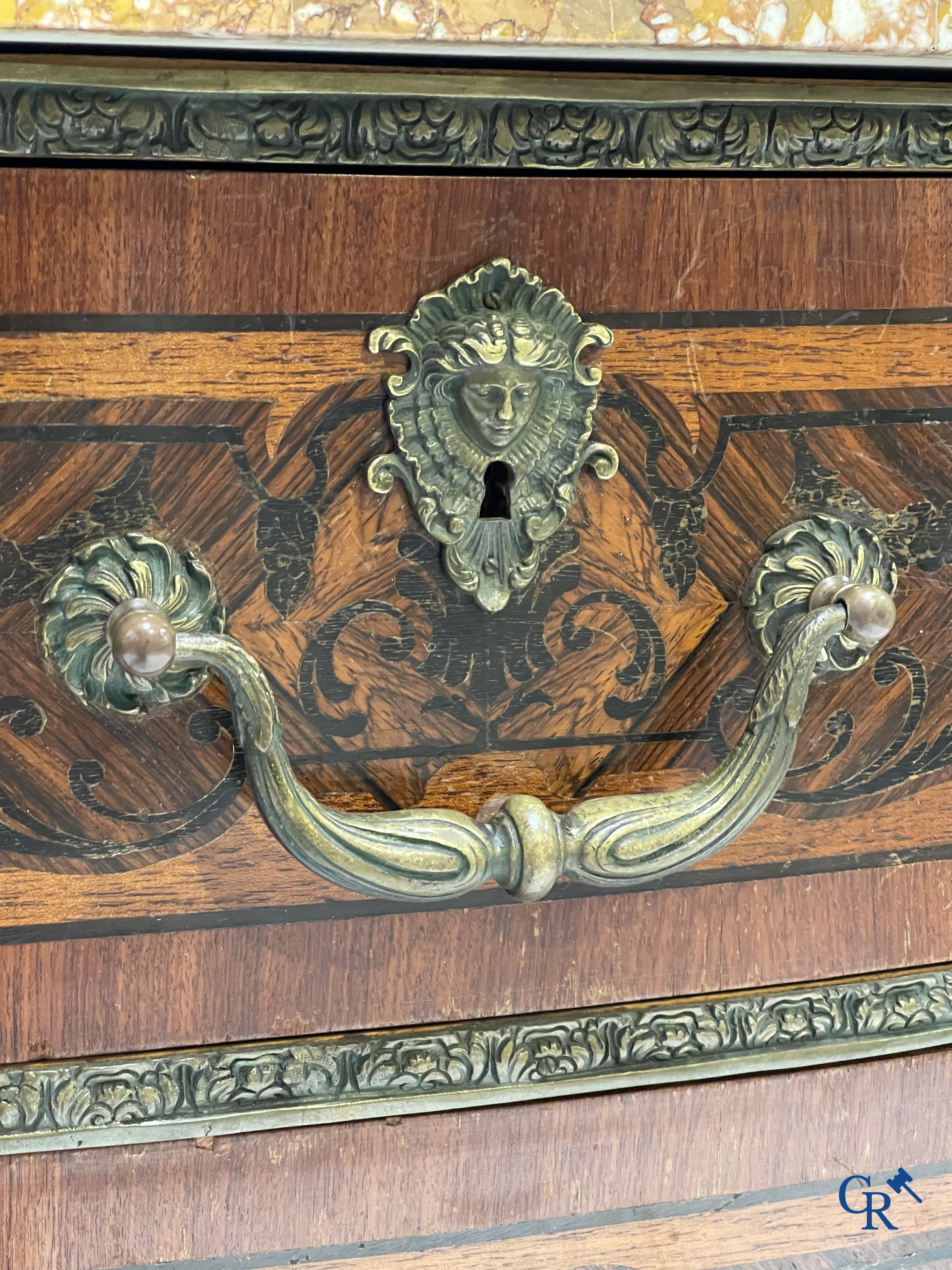Uitzonderlijke commode Mazarine in marquetterie en brons. Plateau in Italiaanse Sienna marmer. LXIV-stijl.