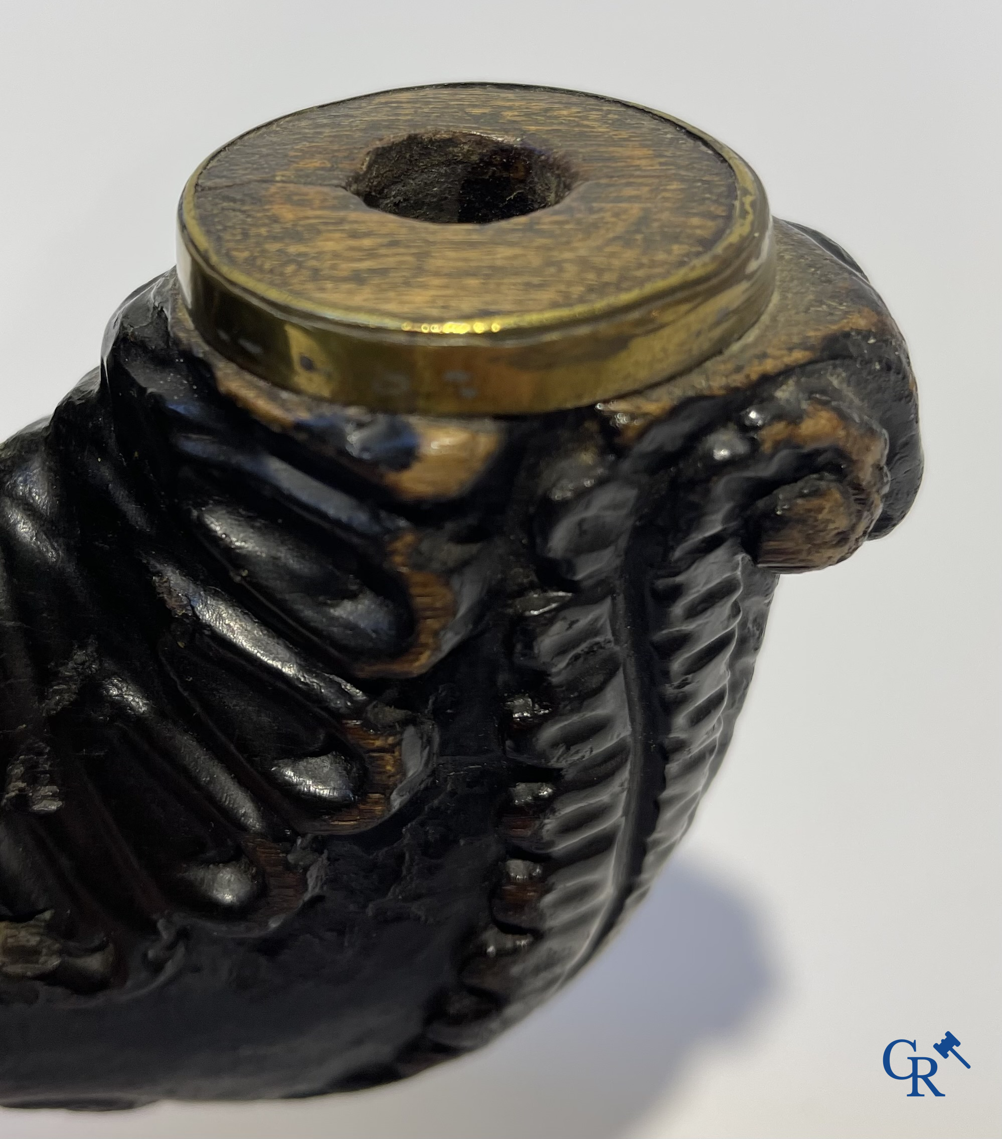 Uitzonderlijk grote zogenaamde Ulmer tabakspijp in gesneden en gepolychromeerd hout. Duitsland of Zwitserland 18e eeuw.