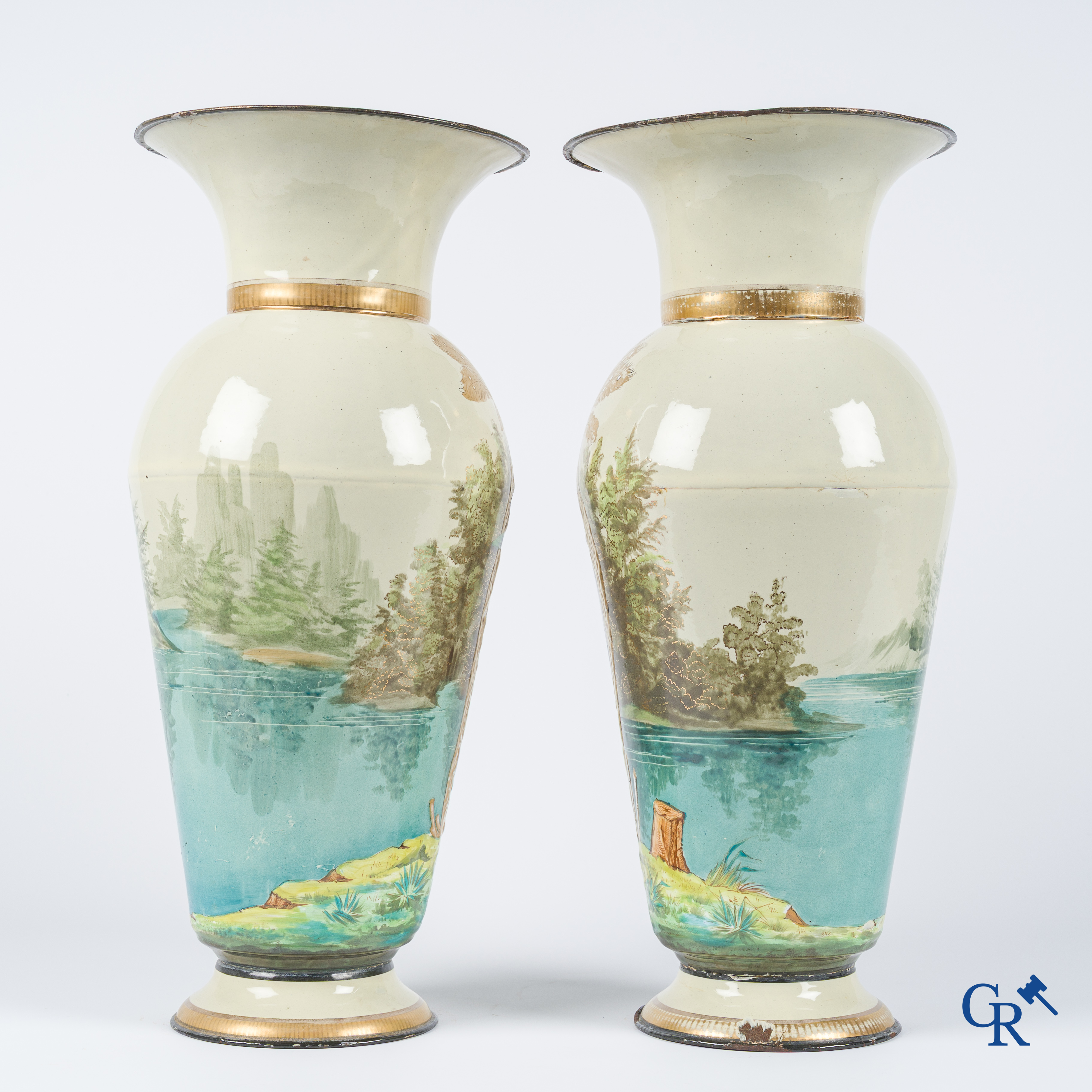 Een paar vazen in reliëf geëmailleerd metaal met een decor van vogels. Circa 1900.