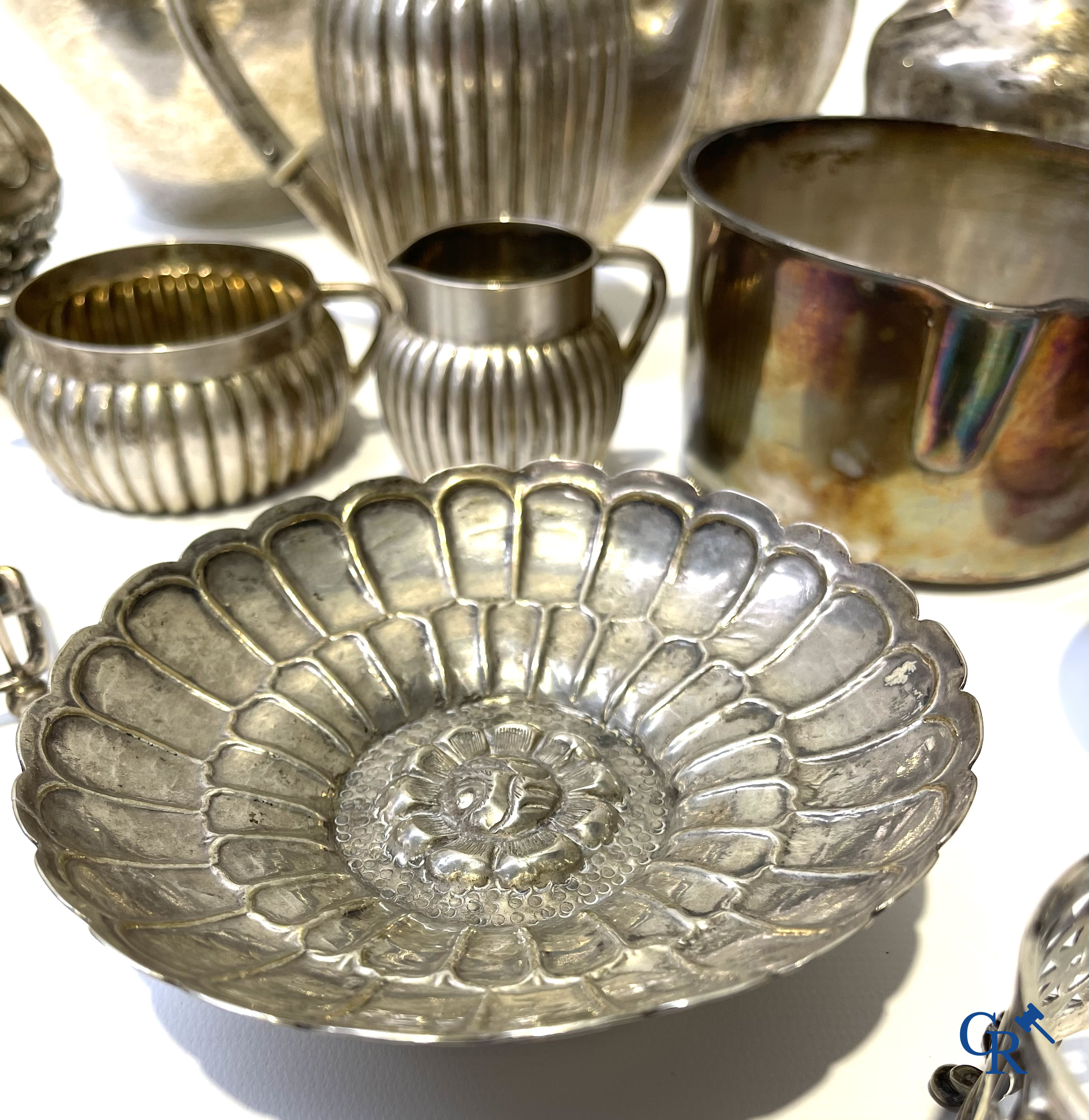 Zilver. Groot en mooi lot diverse vormstukken in zilver. 19de en 20ste eeuw.