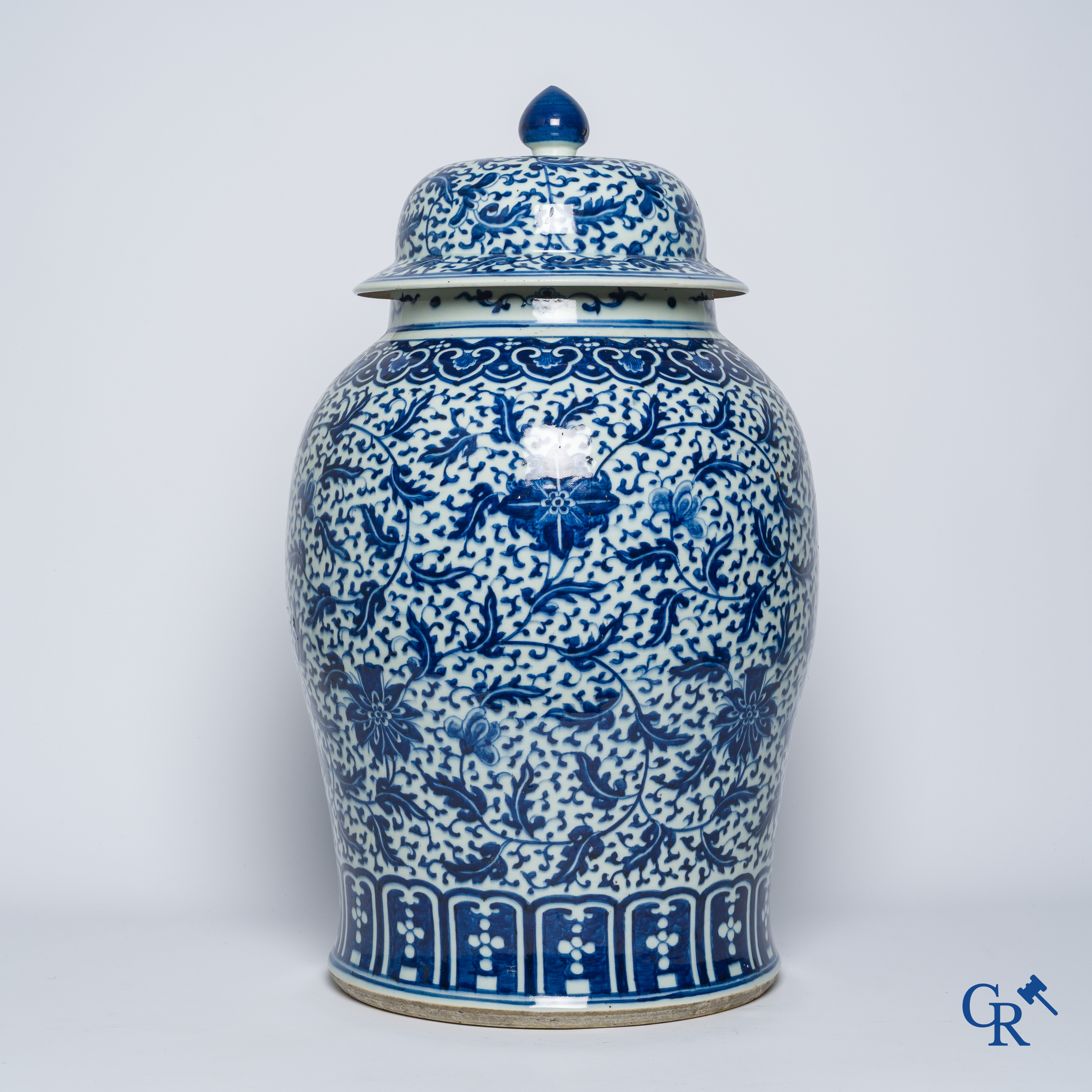 Aziatica. Chinees porselein. Een imposante Chinese blauw wit balustervaas en deksel met decor van lotusrollen. 19e eeuw.